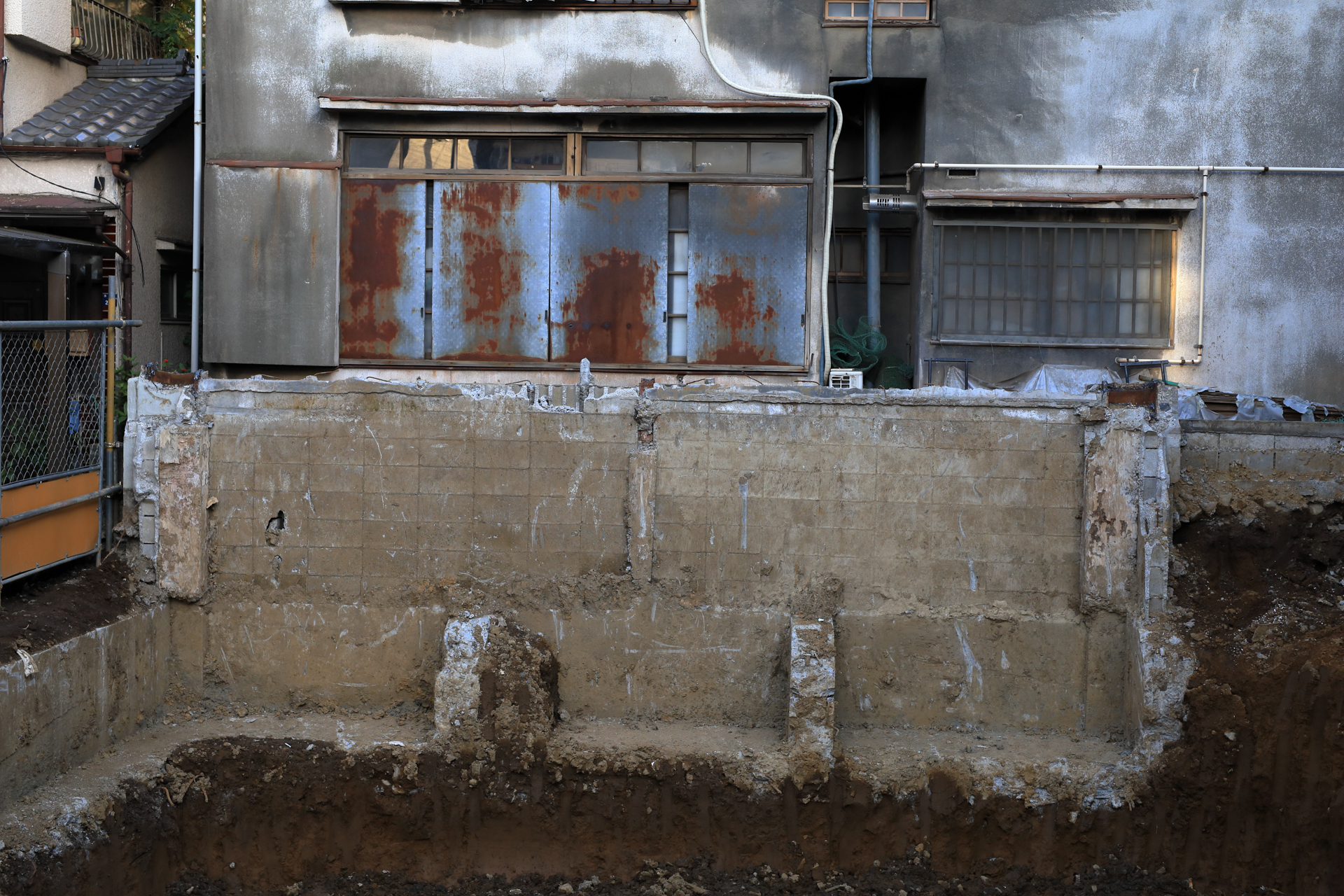 家屋の解体現場。遺跡の発掘みたいな感じになったのは都市の狭い土地だからでしょうか。わずかに差し込む光を良い感じに捉えています。<br><span class="fnt-85">EOS RP／SIGMA 50mm F1.4 DG HSM｜Art／絞り優先AE（1/320秒、F4.0、−0.7EV）／ISO 400</span>