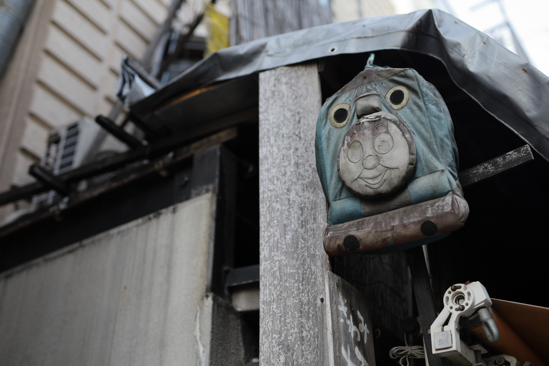 都市のこうしたスナップでも、絞りの設定でだいぶニュアンスが変わります。被写界深度の浅さを生かすのはポートレートだけではないわけです。<br><span class="fnt-85">EOS RP／SIGMA 50mm F1.4 DG HSM｜Art／絞り優先AE（1/400秒、F2.0、−0.7EV）／ISO 400</span>