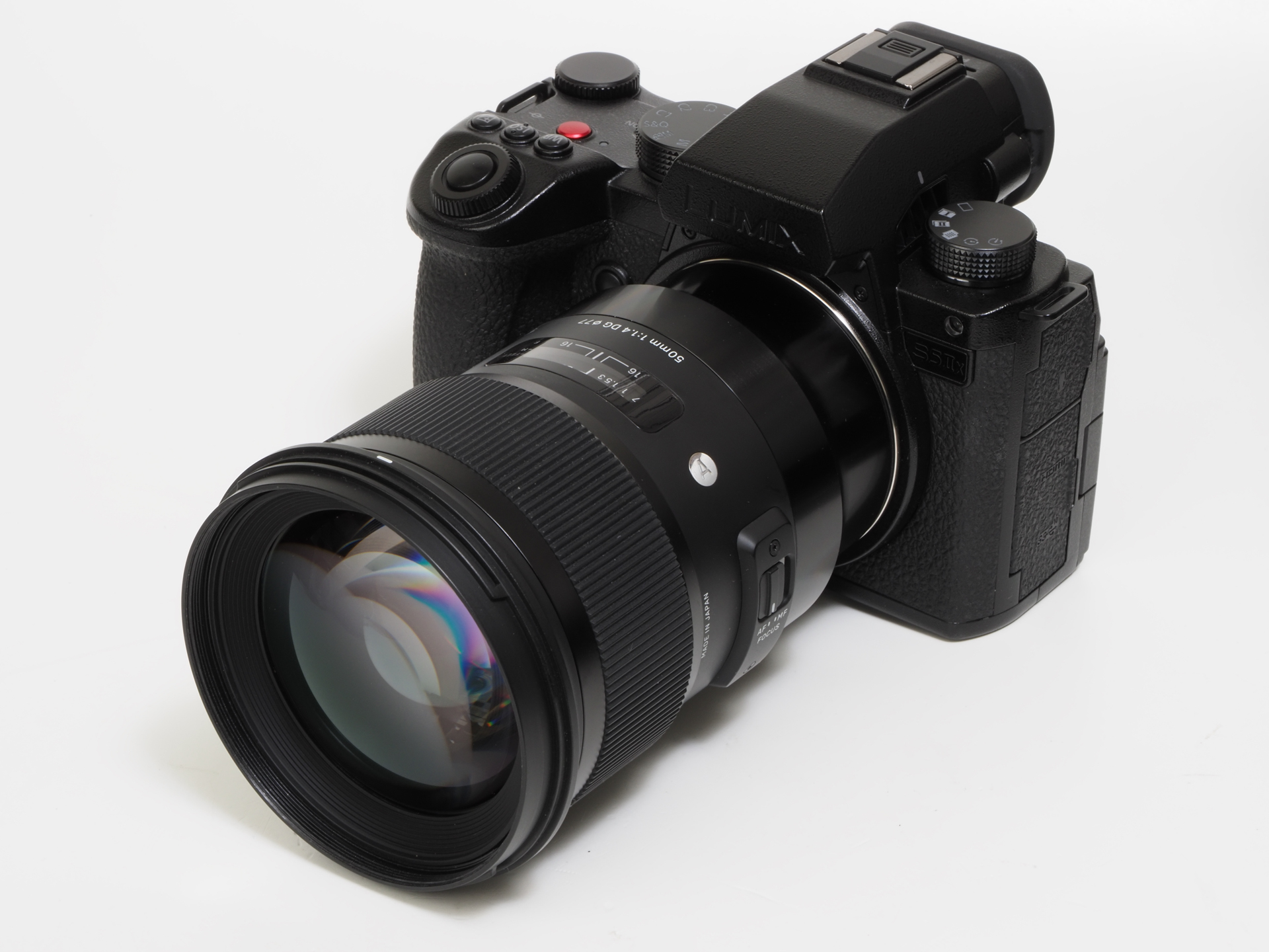 もとは一眼レフ用の設計であれど、マウントアダプターを介さず、ダイレクトに装着できてしまう安心感があります。