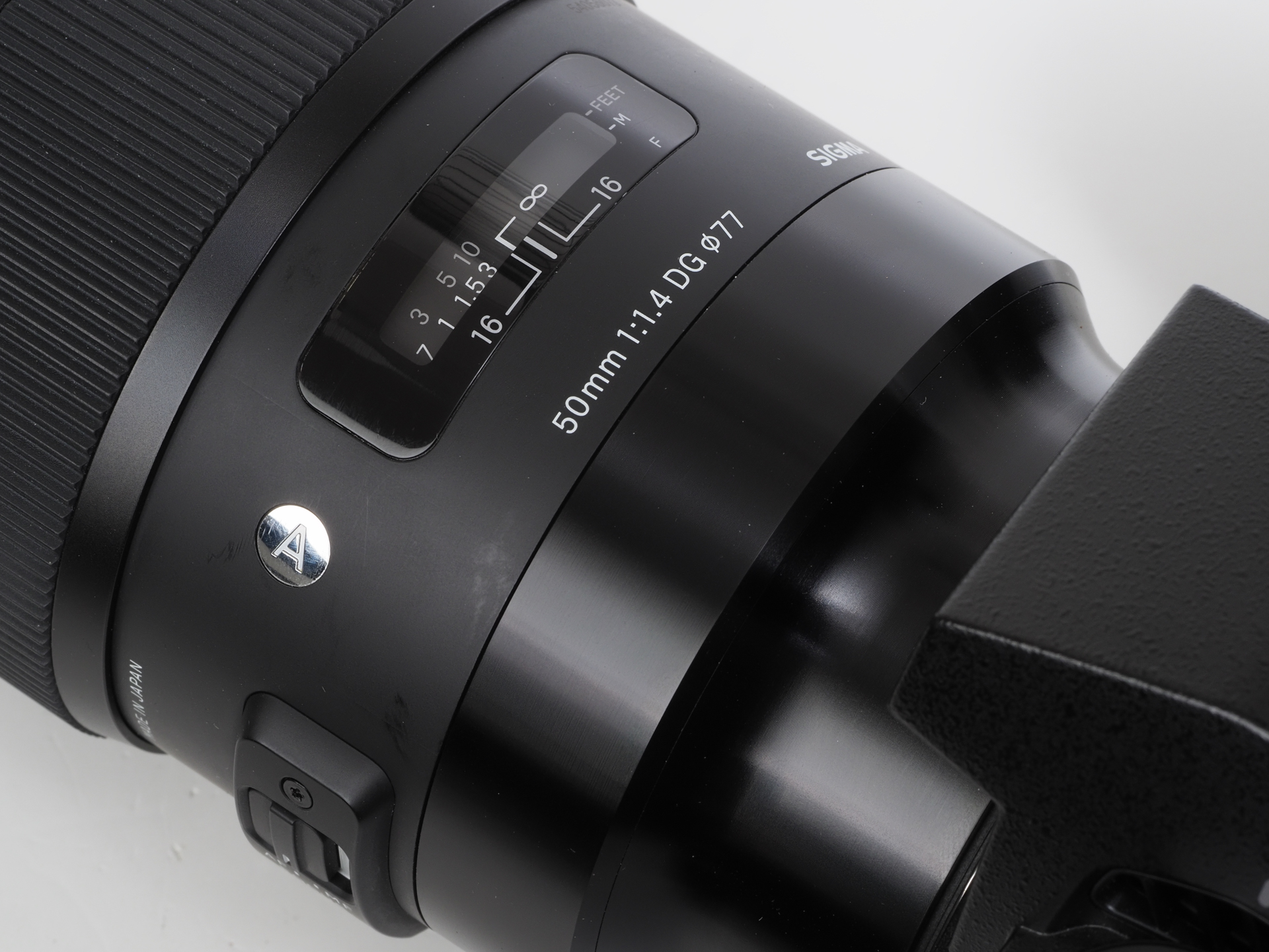 ミラーレス機にそのまま装着できるレンズなのにフォーカスリングには距離指標窓があります。後継機のDG DNではこれは省略されています。つまらないですね。