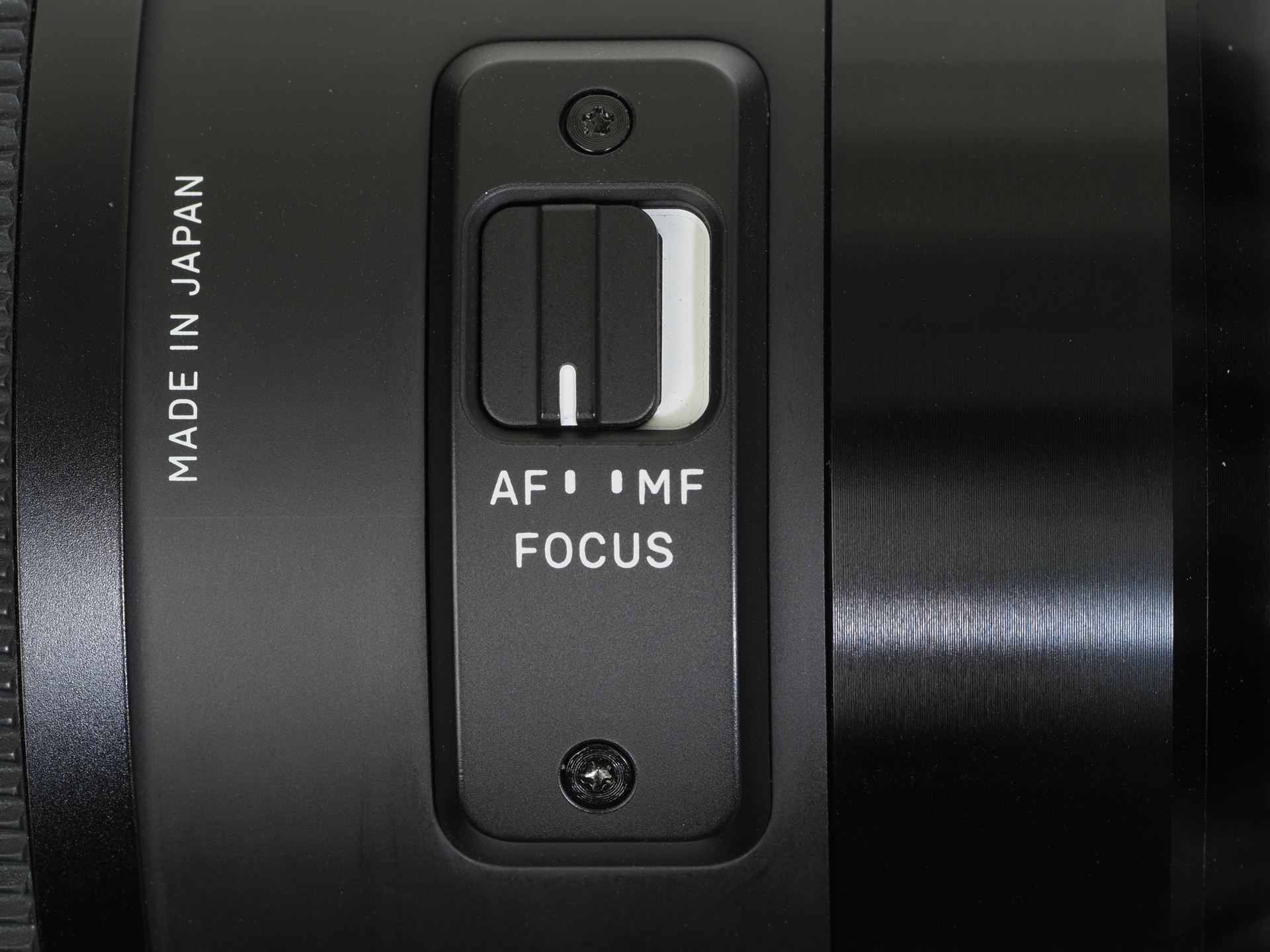 鏡筒側面にあるAF/MFの切り替えスイッチです。昨今のカメラはAF性能に長けているのでまず切り替えることがないのですが、鏡筒側にあるのは安心です。