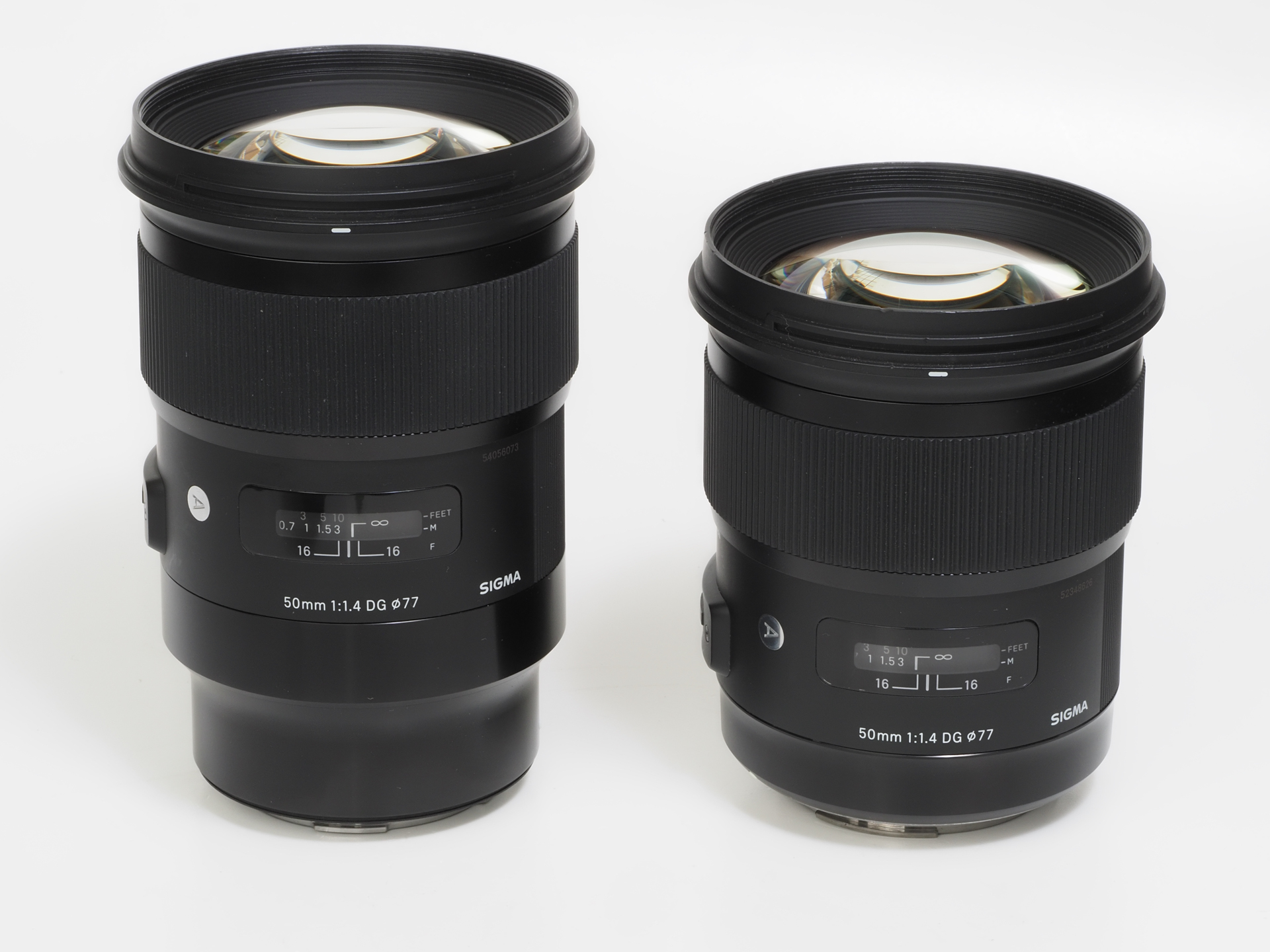 同じDG HSMですが、右はEFマウント用、左はLマウント用です。Lマウントのフランジバックに合わせると逆にレンズ全長は長くなってしまいます。マウントアダプター装着と同じ理屈です。現行のDG DNはミラーレス設計なので、小型化できたわけです。なお、EF用をEOS R系カメラに装着するにはマウントアダプターが必要ですから全長が伸びてしまうことになります。