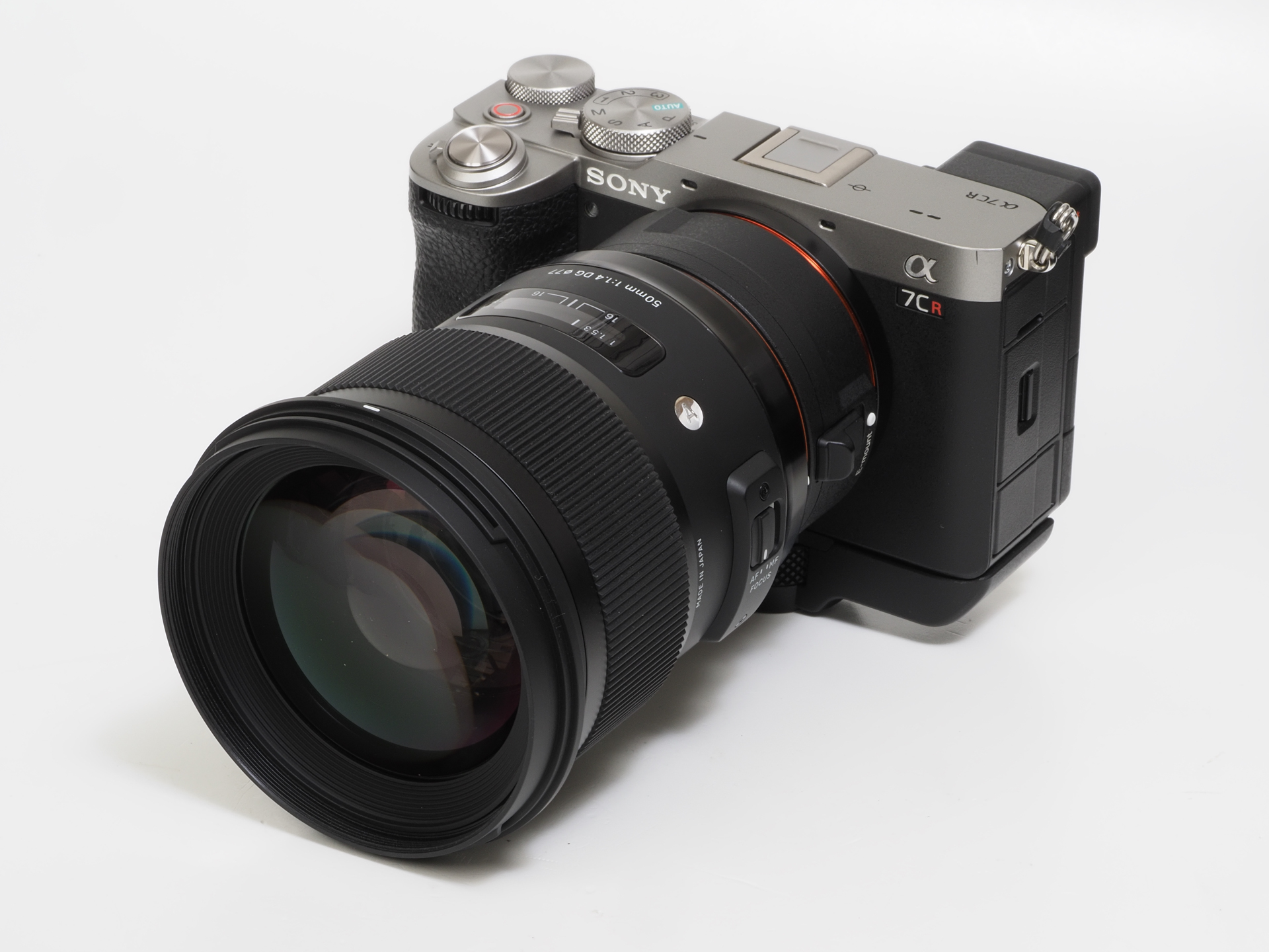 ソニーα7CRに、マウントアダプターLA-EA5を使用して装着しています。マウントアダプターを使用することで全長が伸びて、フラットタイプのデザインのカメラでは流石にバランス悪いかなあと思いましたが、意外とイケます。レンズ鏡筒を鷲掴みにして持ち歩いております。