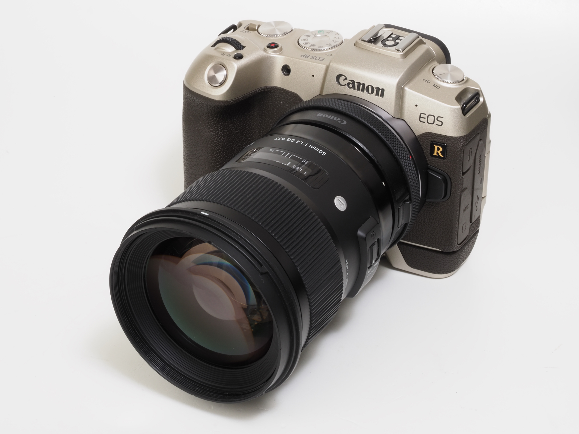 EFマウントはコントロールリングアダプターを使ってプライベートで使用しているキヤノンEOS RPに装着しました。レンズの迫力にカメラが負けるかなあと思ったのですが、どうしてどうして、周りをおっと驚かせる力があります。