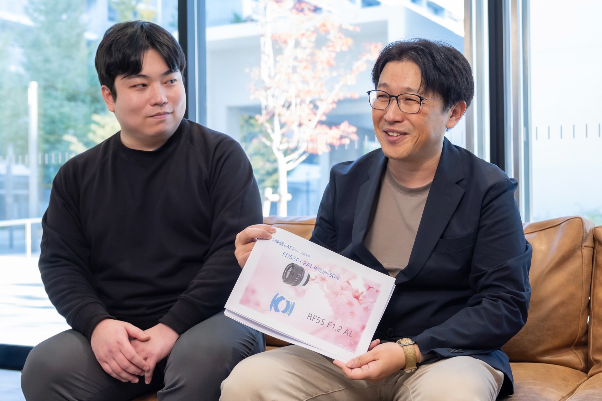 萩原氏が手にしているのは、初期検討時の提案資料の表紙