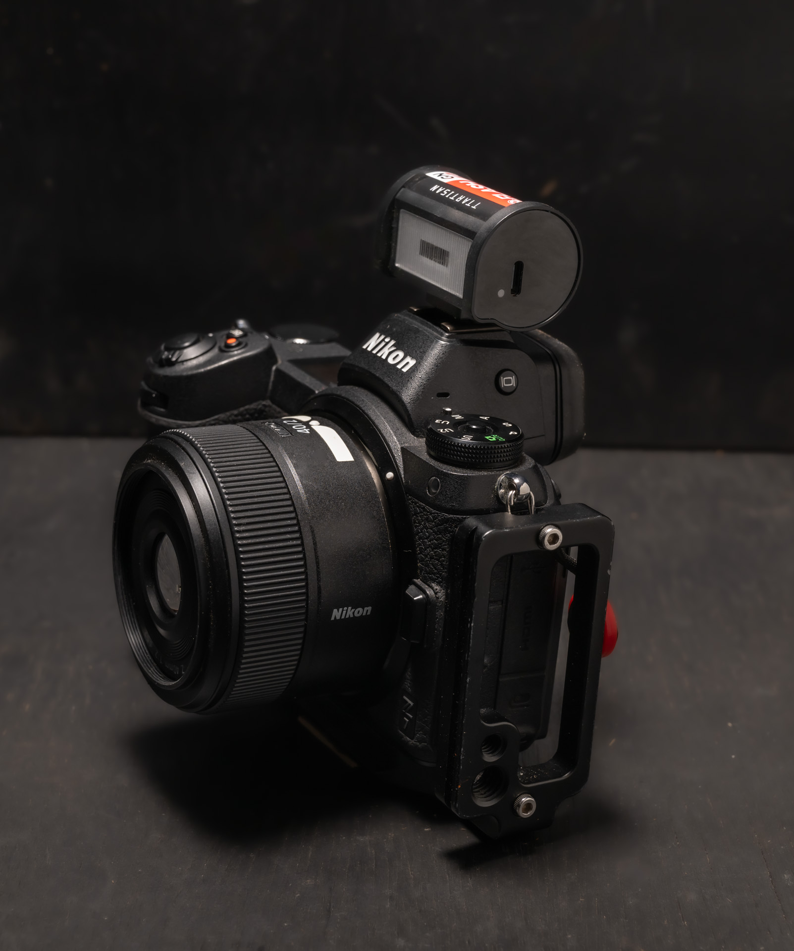 カメラのホットシューに差し込んで使う。レンズと距離を取らないとレンズの影が写ってしまうので全長の短いレンズと組み合わせると良い