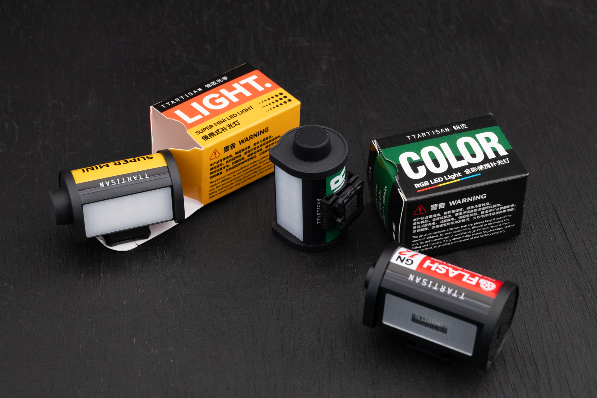 右手前がミニフラッシュ、後ろ二つはLED。LEDの方がリアルなフイルムの大きに近い