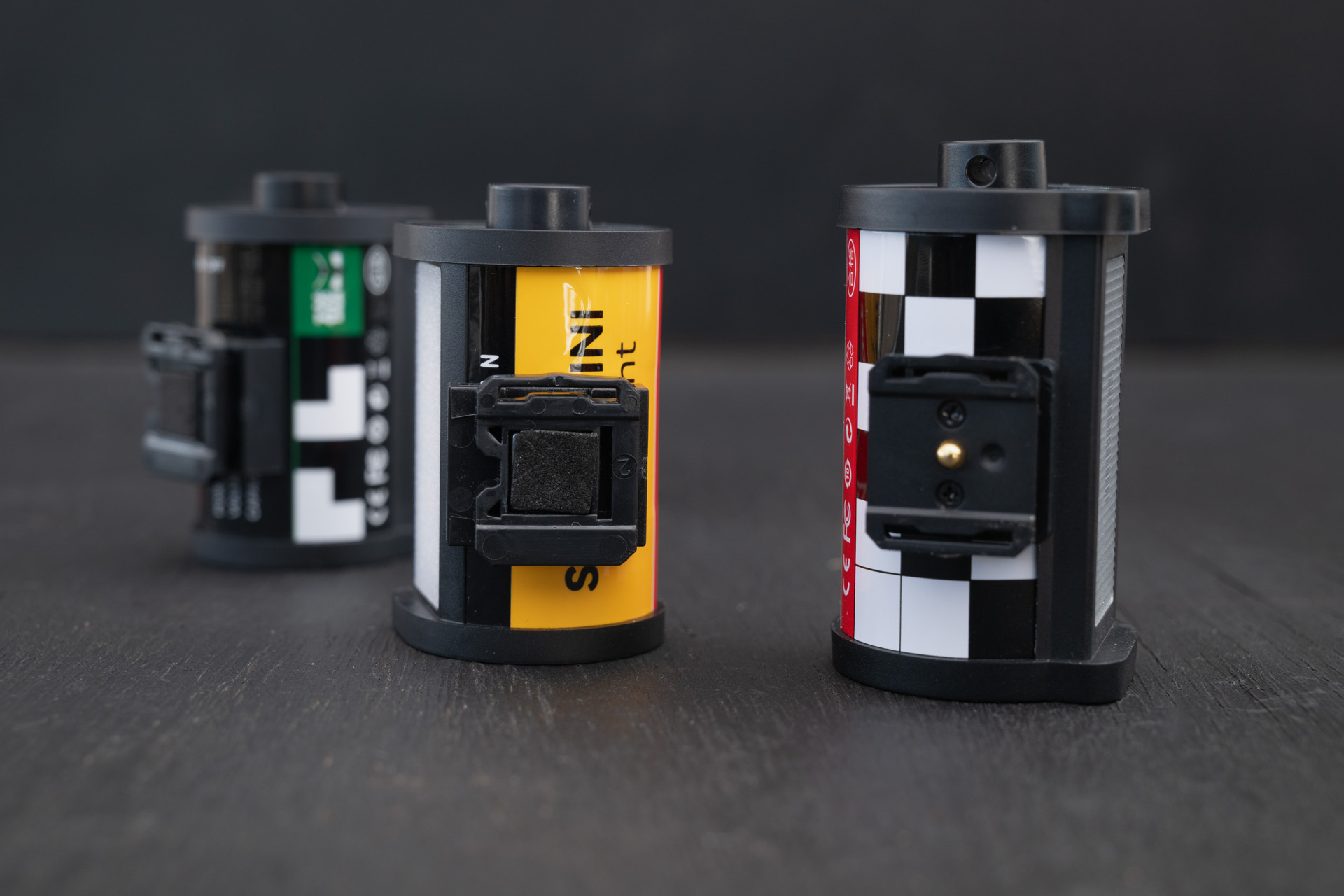 黒い部分がカメラへ取り付けるためのシュー。ミニフラッシュ（右）には発光させるための接点が見えている。固定式でフラッシュの向きは変えられない。対してLEDのシューはマグネット式。カメラに取り付けると向きを変えることができる