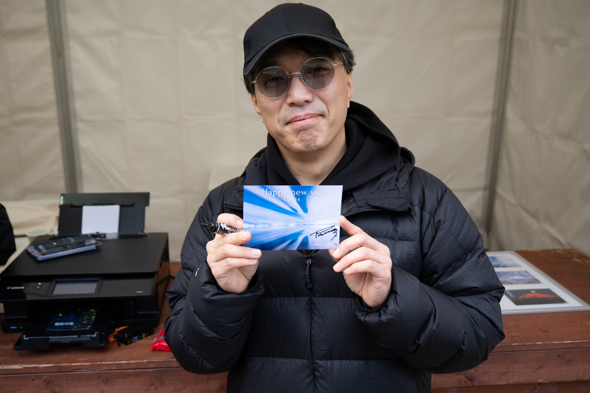 会場に駆け付けた公式写真家の別所隆弘さん。スペシャル年賀状には作者からのサインがもらえる粋な計らいも。写真家と来場者のコミュニケーションも盛り上がっていた