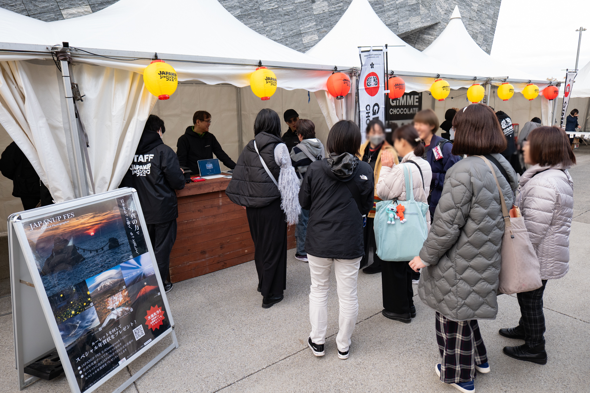 来場者でにぎわうブース