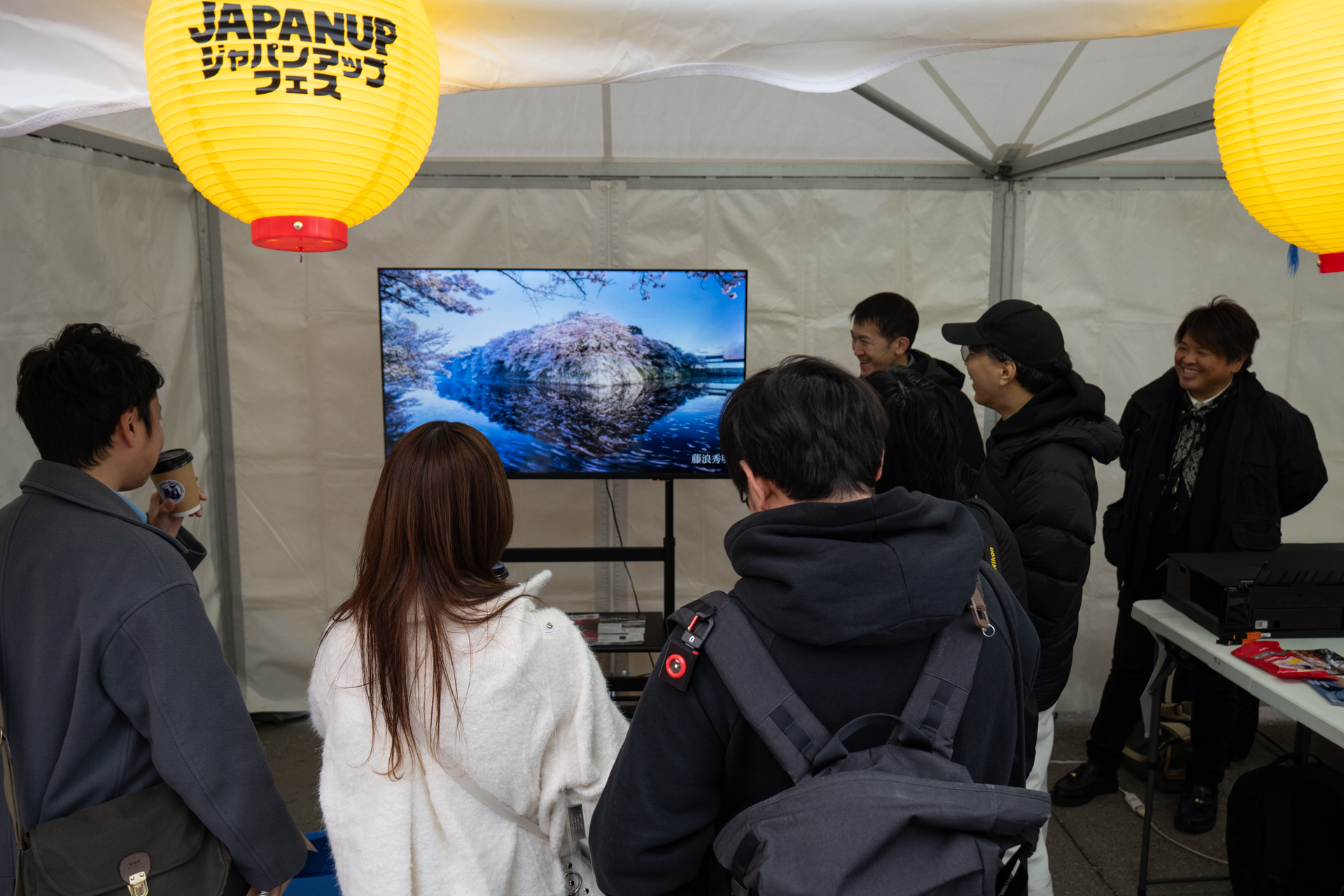 「LCD-U551DX」を囲んで、来場者と歓談する様子も