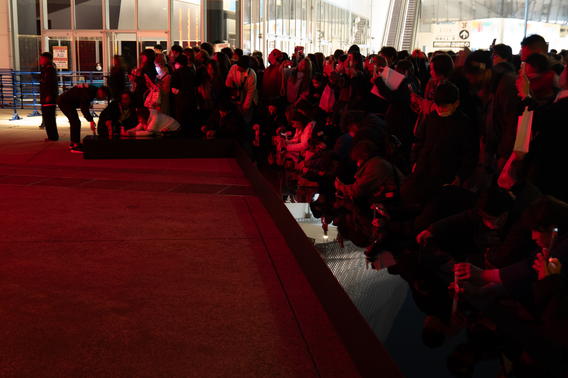 アクリル板を利用して鳥居の撮影に挑戦する来場者