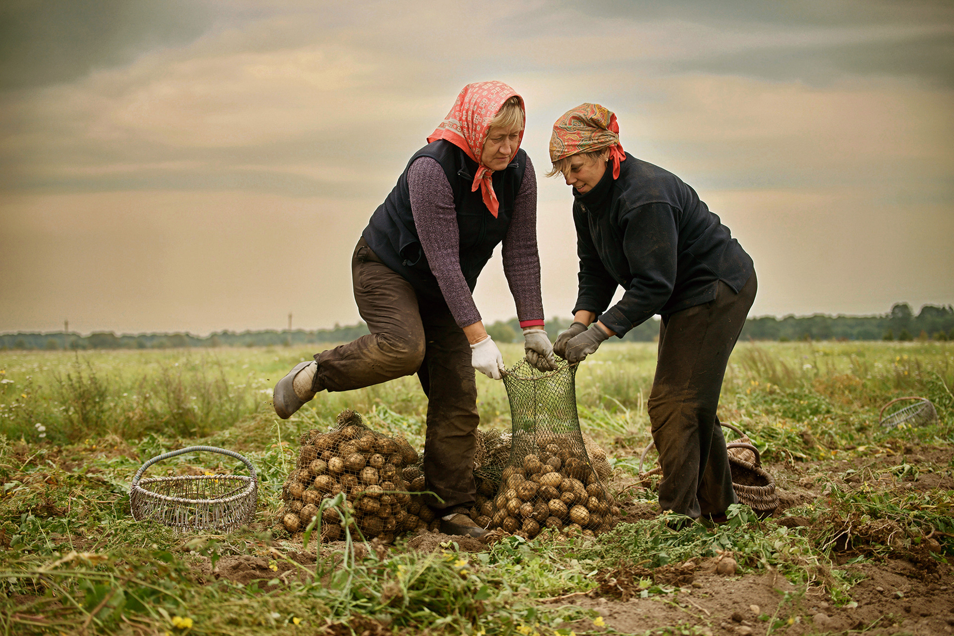 手動で編集した結果。不自然さが残り、人物が貼り絵のようになってしまいました。置換した空に合わせて地上部分まで自動補正する「Luminar Neo」の能力を痛感しました
