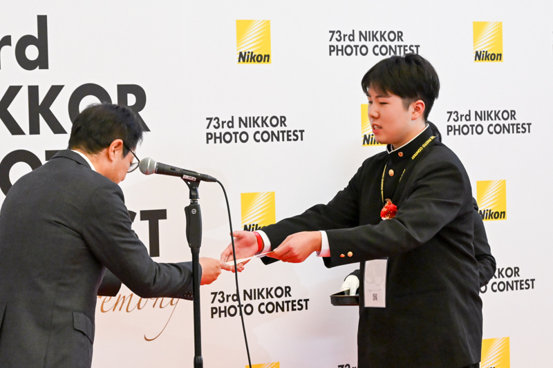 第73回ニッコールフォトコンテストのグランプリを受賞した眞野瑞己さん（右）