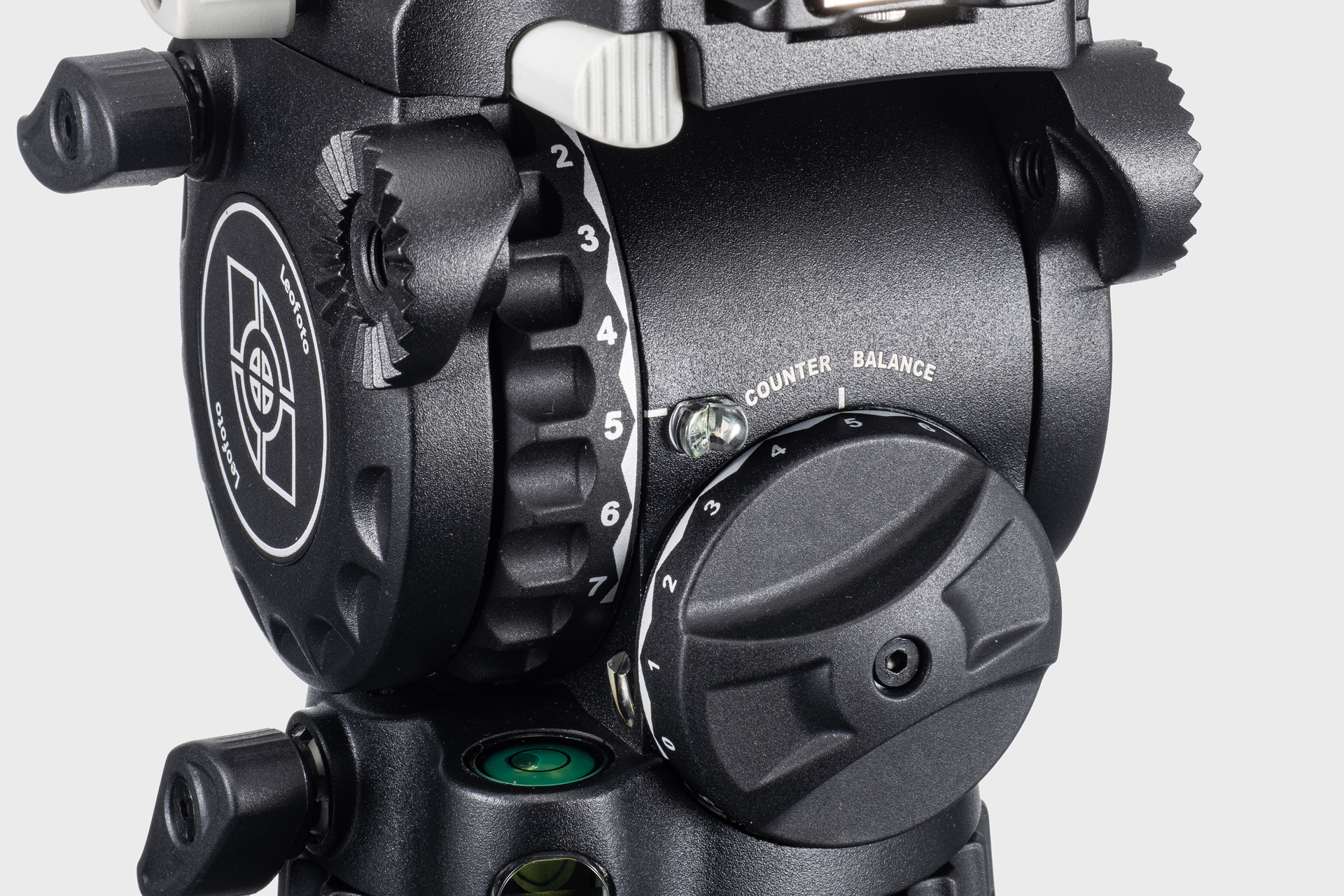 カウンターバランスは16段階、ティルトのトルク調整は0～7の8段階になった