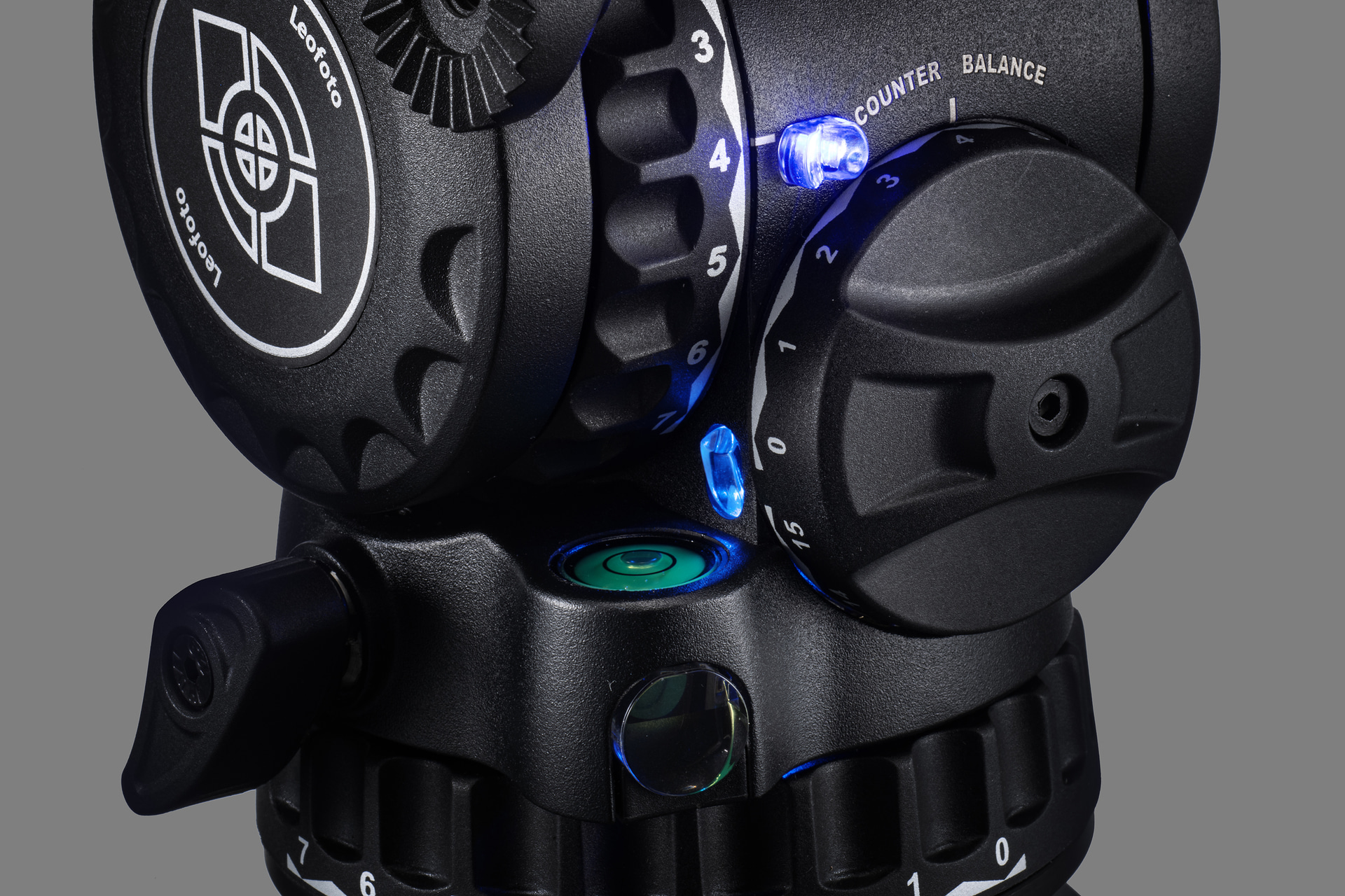 FH-20の水準器にはライティング機能が備わっており、暗いシーンでも正確な機材設置ができる。ボタンを押すことで下段のライトが光り、長押しすることで、上段のライトも点灯する