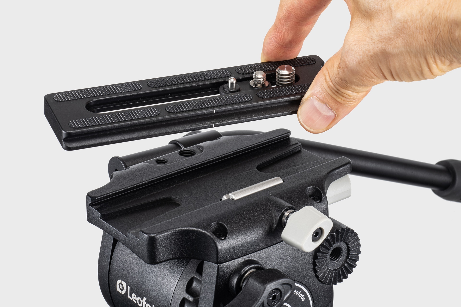 雲台はアルカスイス互換対応。ロングレンズサポートなど多様なアクセサリーの装着が可能となる