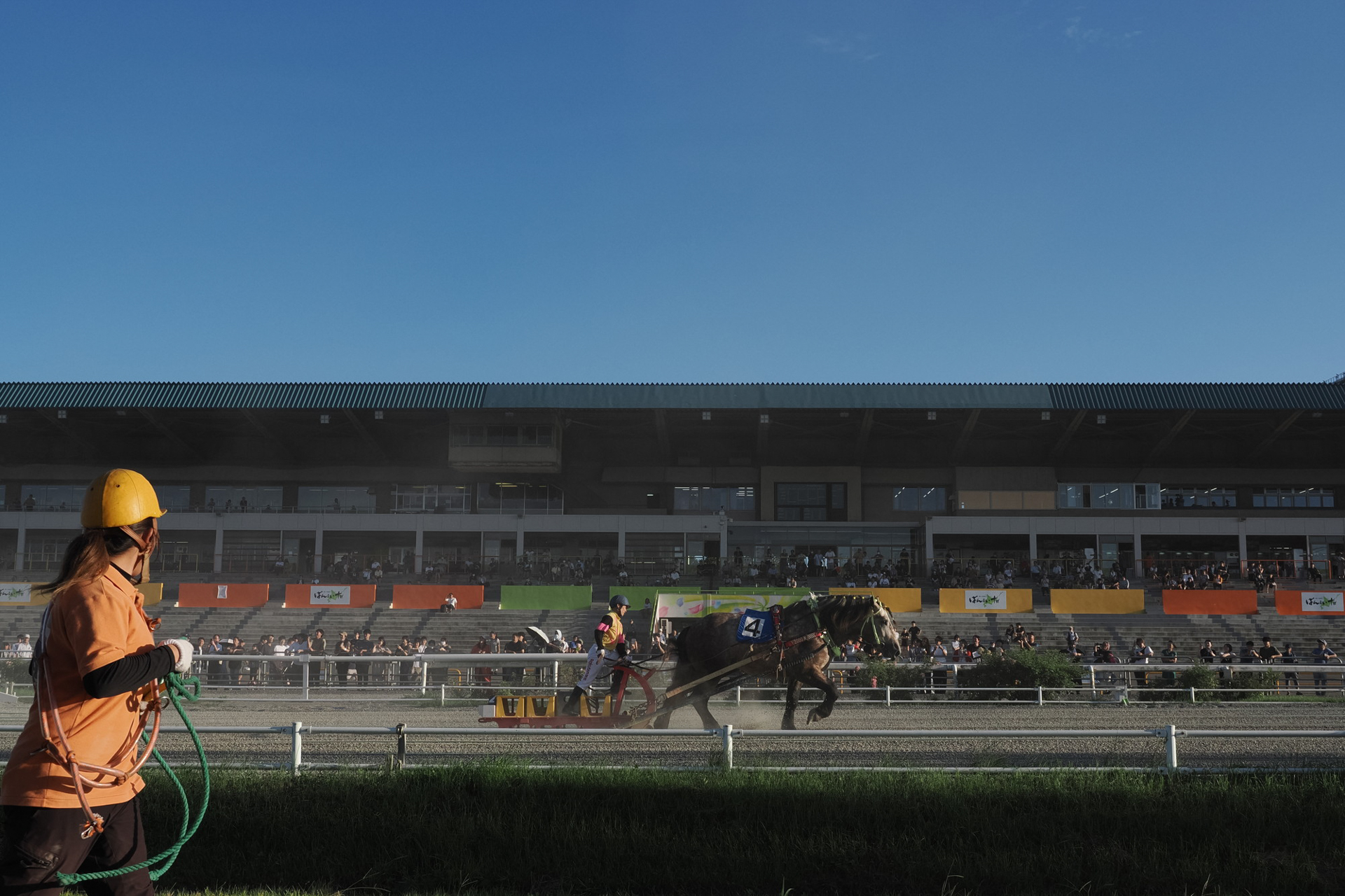 コースと並行に客席と反対側から撮影