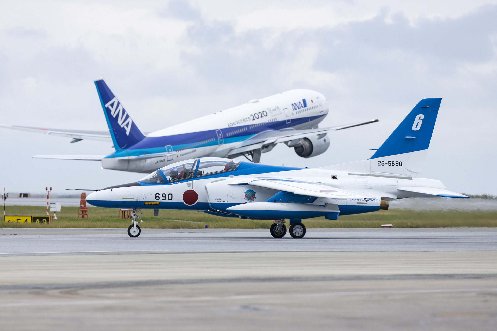 民間機とブルーインパルスのコラボ（2018年の美ら島エアフェスタにて撮影）<br>キヤノン EOS 6D Mark II／EF100-400mm f/4.5-5.6L IS II USM／278mm／絞り優先AE（1/1,600秒、F6.3）／ISO 1000