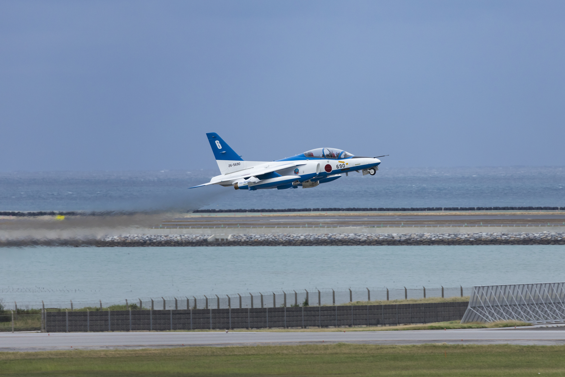 沖縄の海とブルーインパルス（2018年の美ら島エアフェスタ予行にて撮影）<br>キヤノン EOS 6D Mark II／EF100-400mm f/4.5-5.6L IS II USM／400mm／絞り優先AE（1/1,000秒、F6.3）／ISO 500