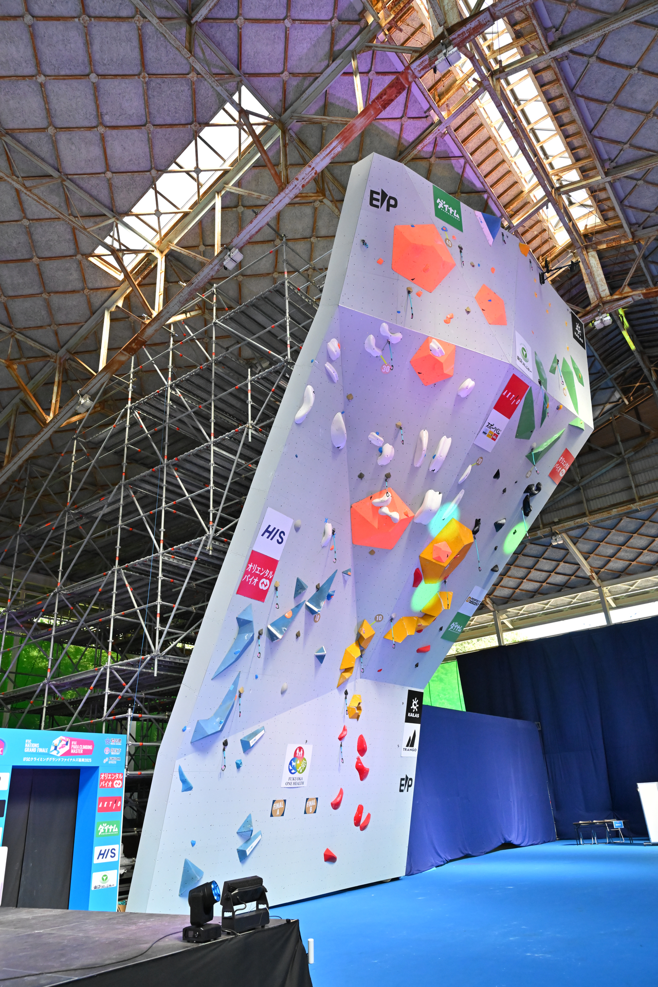 12m超の壁を見上げる。通常のスポーツ撮影は横方向の動きが中心だが、クライミングは完全に縦方向だ