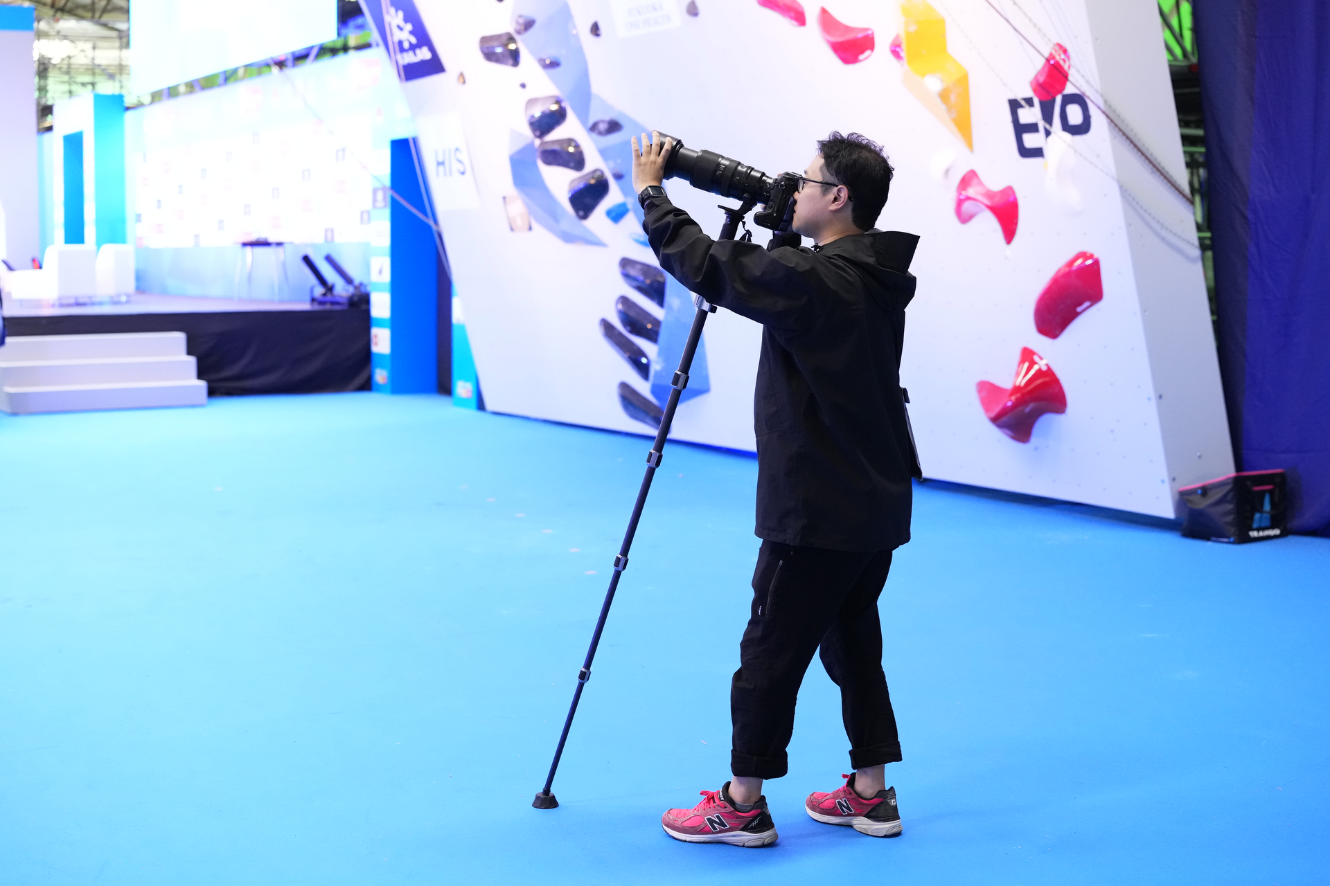 上向き撮影での使用例。筆者の身長は約170cm。壁の上部を撮影する際にはこれ以上に傾けることもあったが、底面がずれることはなかった