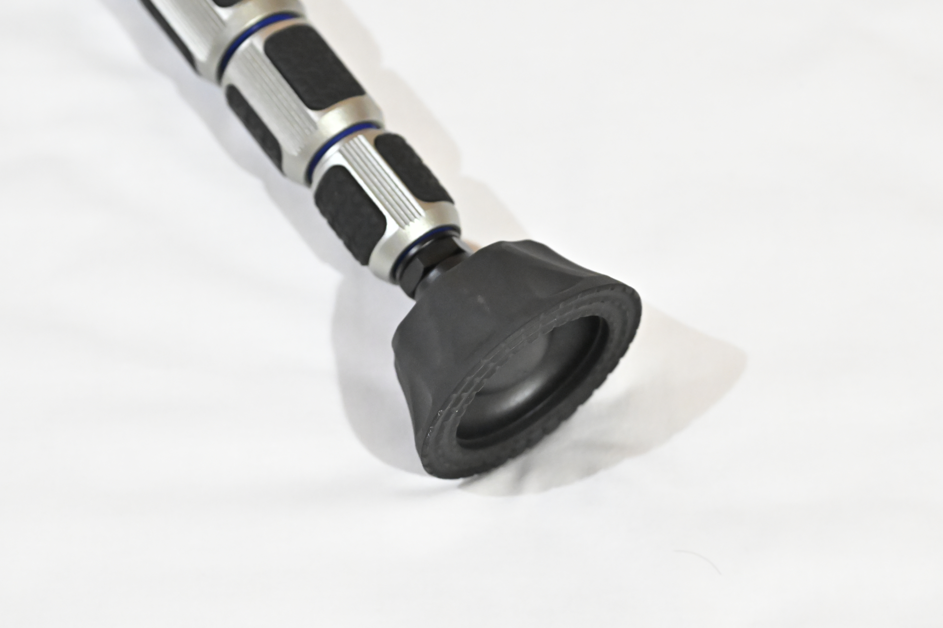 底面には直径70mmのフラット石突を採用している