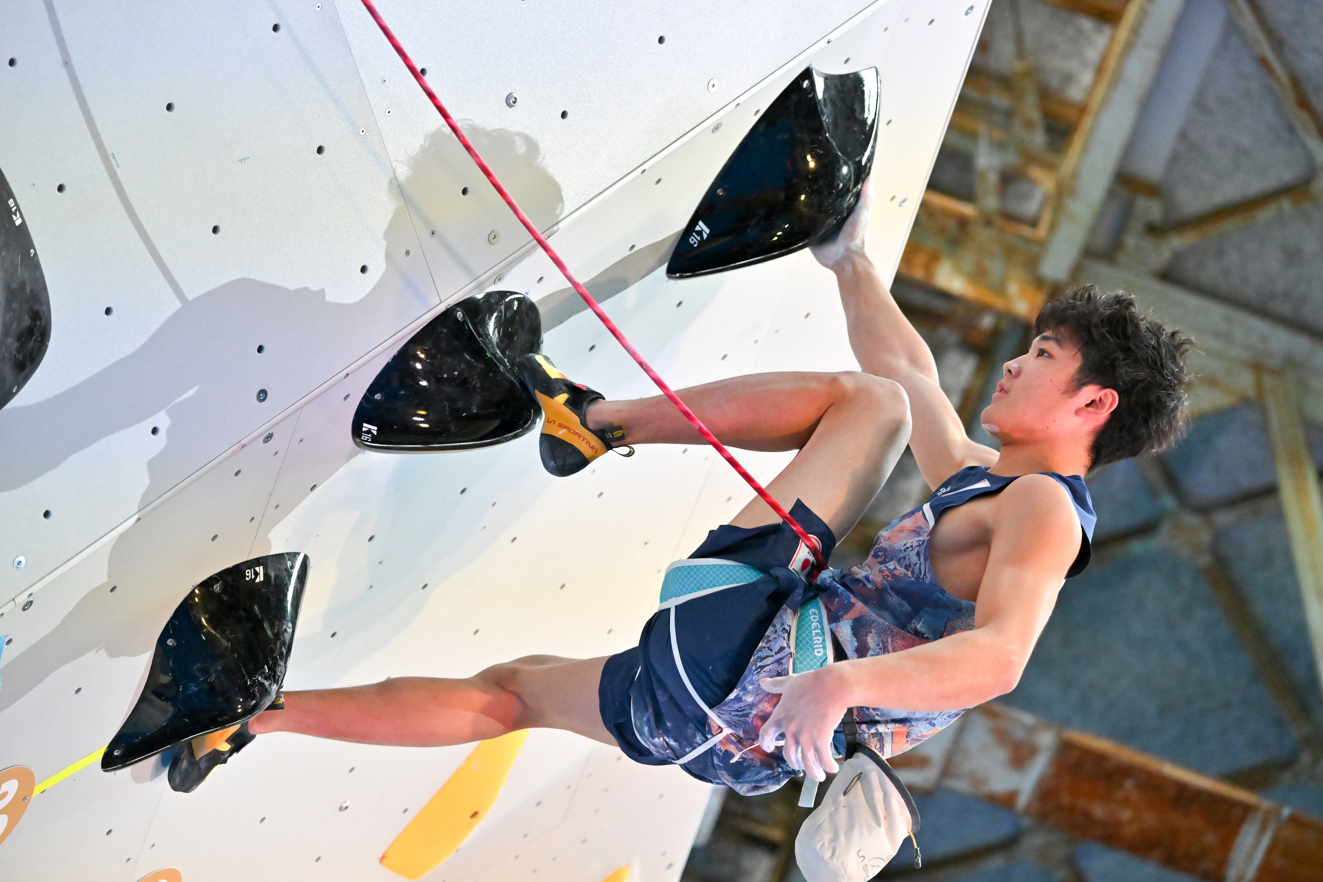 安楽宙斗選手。スタート直後は水平に近い角度で撮影できるが、選手が登るにつれて次第に上を向いていく