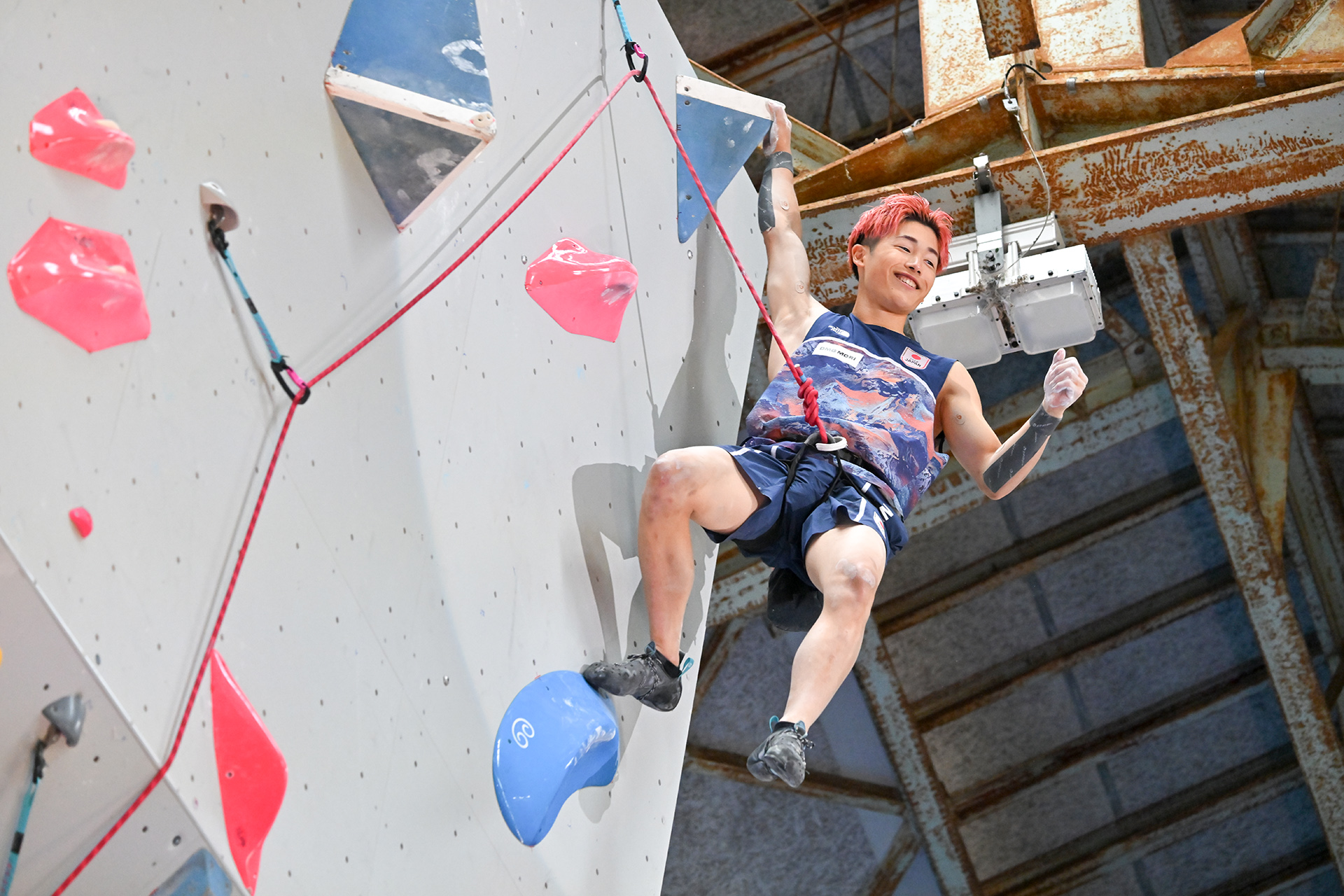 完登した吉田智音選手。壁の最上部に到達した選手を撮影する際には、ほぼ真上を見上げる形になり、腰を反らせながらの撮影となる