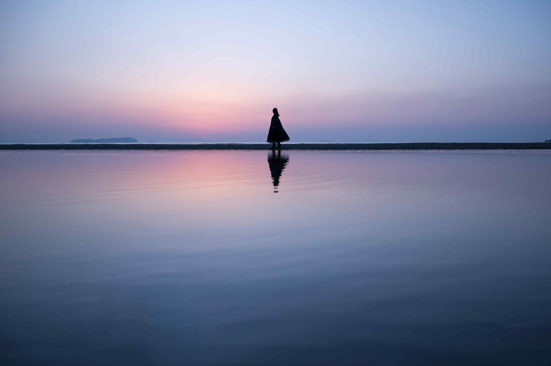 夕暮れの遠浅の海。穏やかな風の中、大きな水たまりに映る空のグラデーションを少しでも広く写し撮ろうと、ライカ ズミルックスM f1.4/28mm ASPH.を選択。Mレンズの描写を思い切り楽しめるのがライカM EV1の魅力の1つだと思う<br><span class="fnt-85">ライカM EV1／ライカ ズミルックスM f1.4/28mm ASPH.／28mm／マニュアル露出（F4.8、 1/60秒）／ ISO 64／ WB：白熱灯</span>