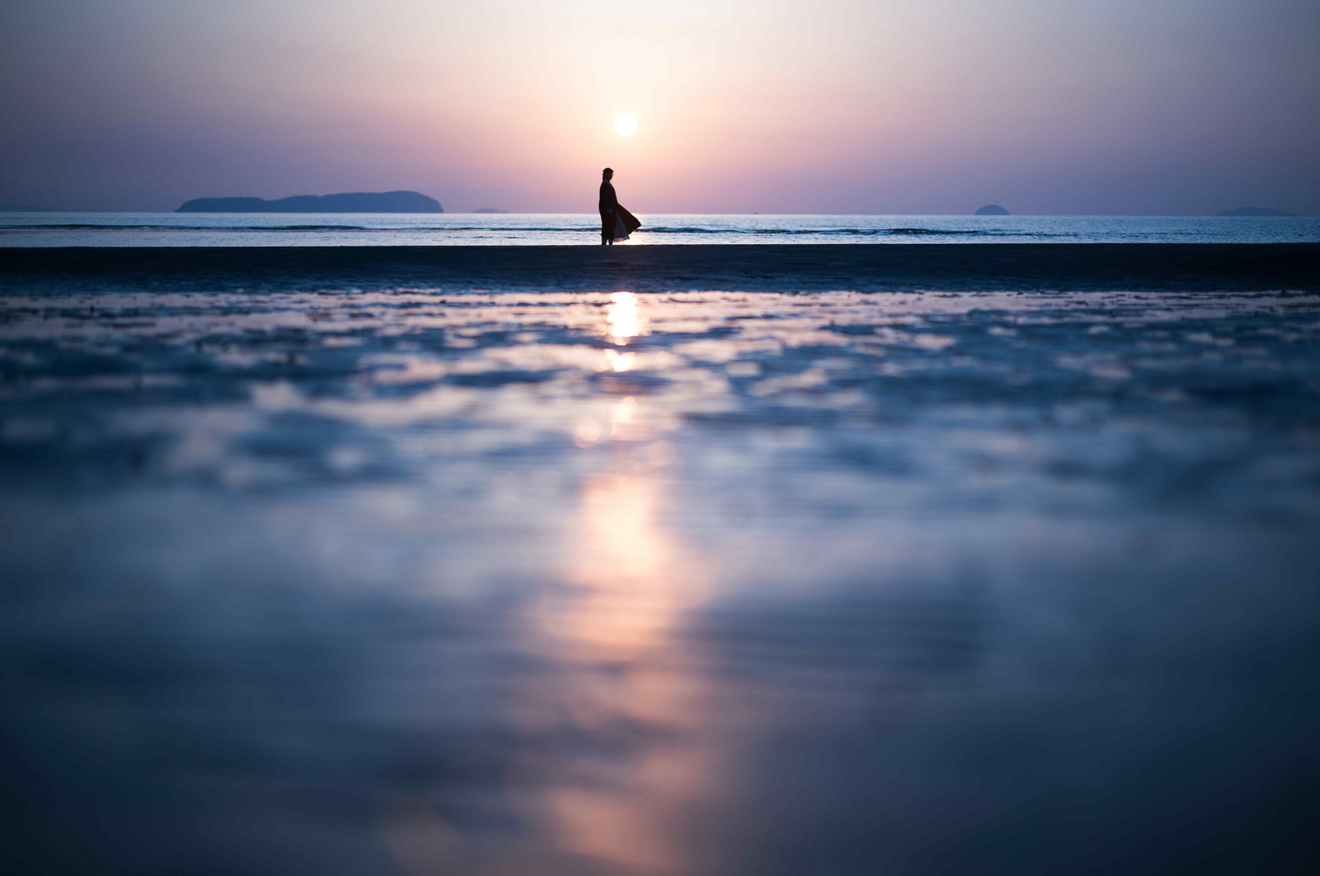 夕暮れの淡い空の下、波が描いた模様の間に小さな水たまりが残り、そこがきらきらと光を集めて輝いていた。逆光の中のMFというシビアな条件だったが、EVFの中に集中できた<br><span class="fnt-85">ライカM EV1／ライカ ズミルックスM f1.4/50mm ASPH.／50mm ／マニュアル露出（F1.4、1/2,000秒）／ISO 64／WB：白熱灯</span>