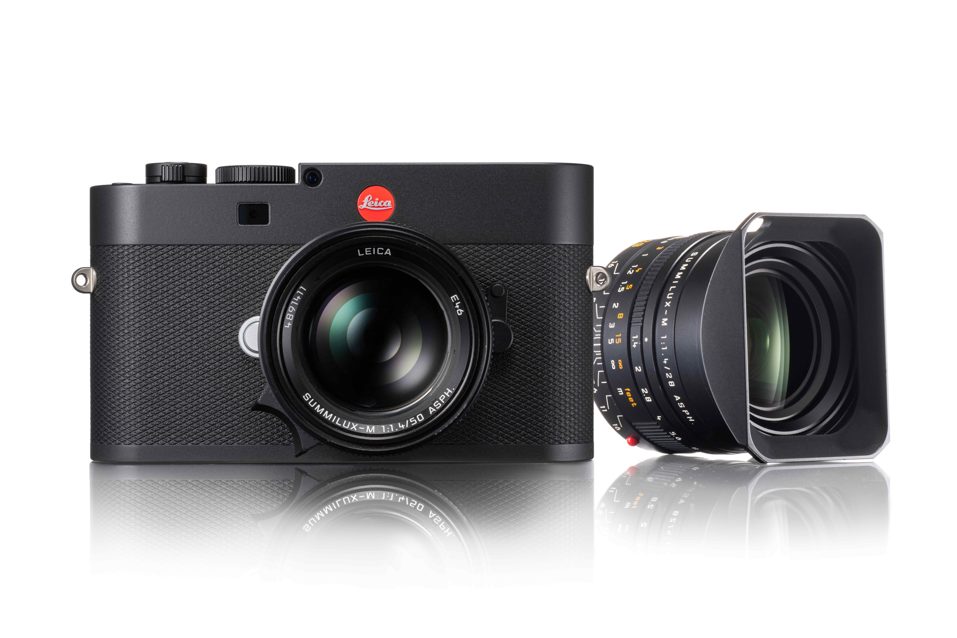 ライカM EV1にライカ ズミルックスM f1.4/50mm ASPH.を装着。右はライカ ズミルックスM f1.4/28mm ASPH.