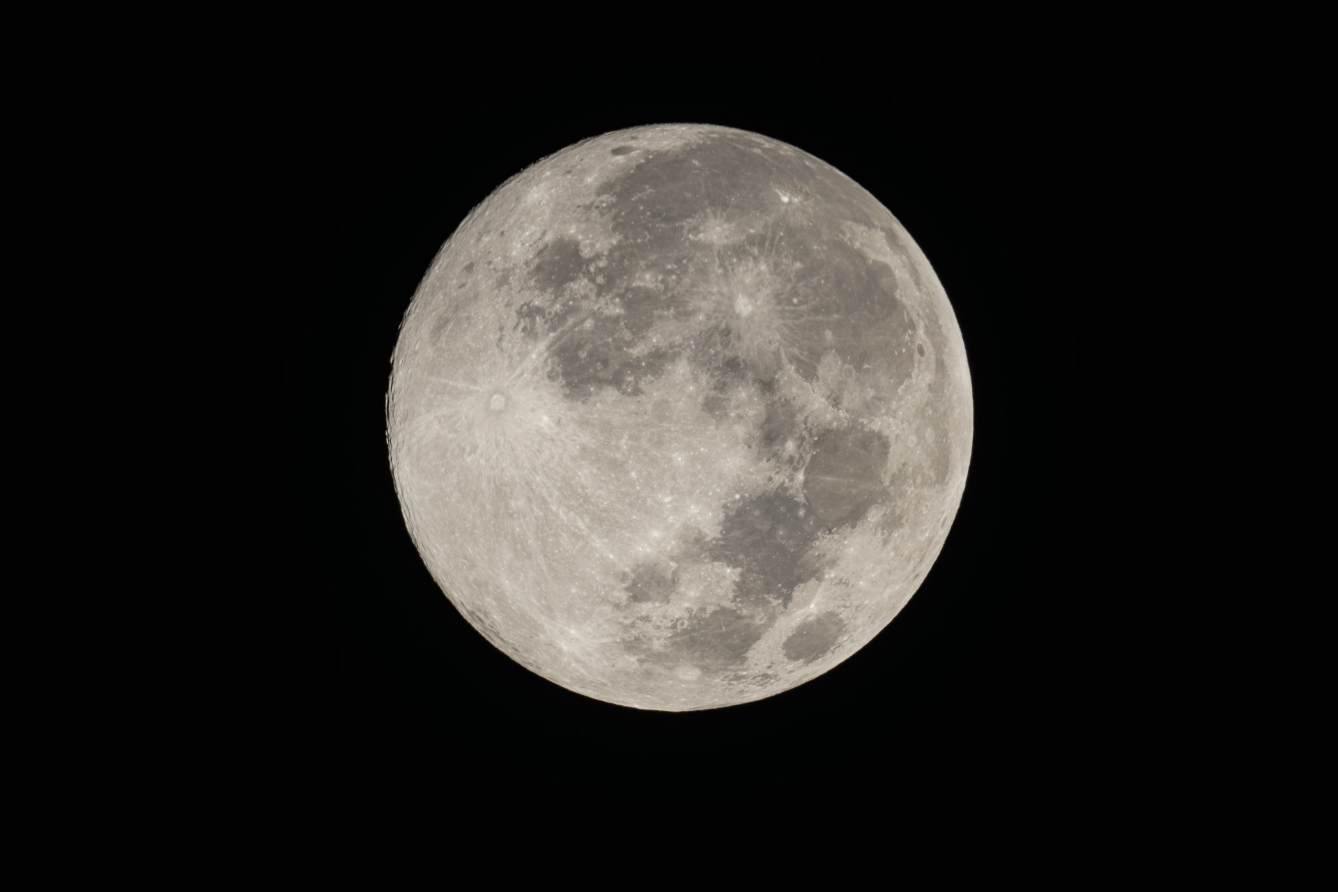 撮影カメラはニコンZ8。焦点距離1,600mmの天体望遠鏡で撮影