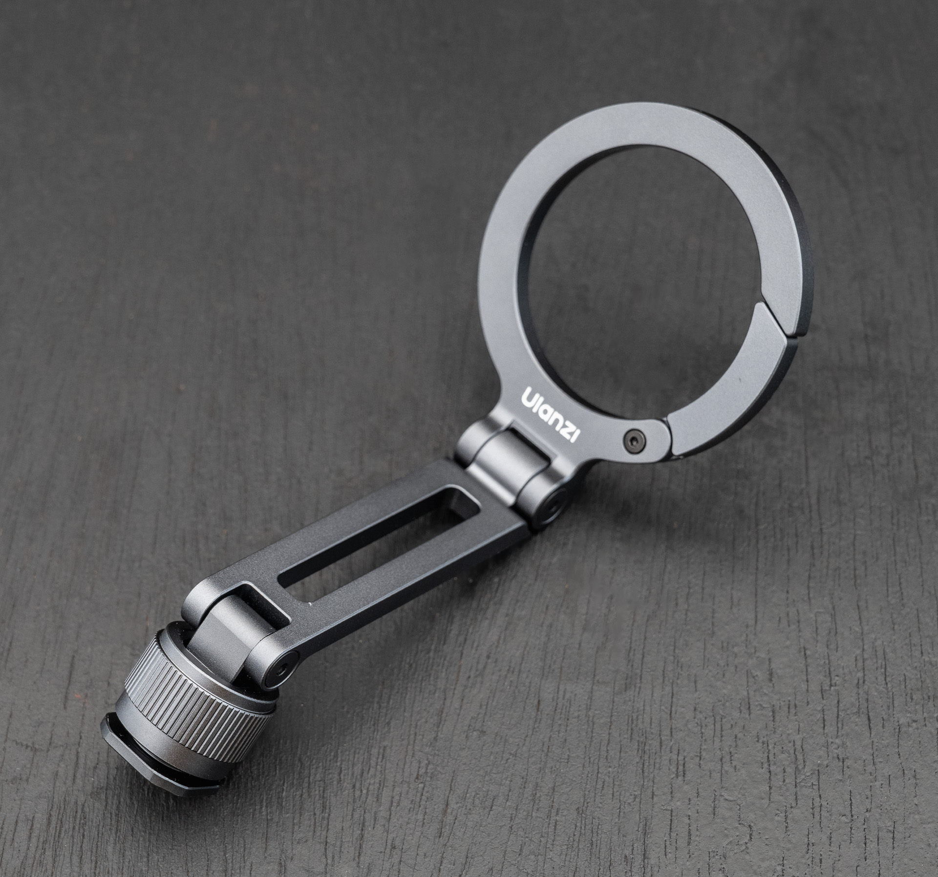 コールドシューでカメラに取り付けられる他、カメラネジが切られているので三脚や一脚にも取り付けできる