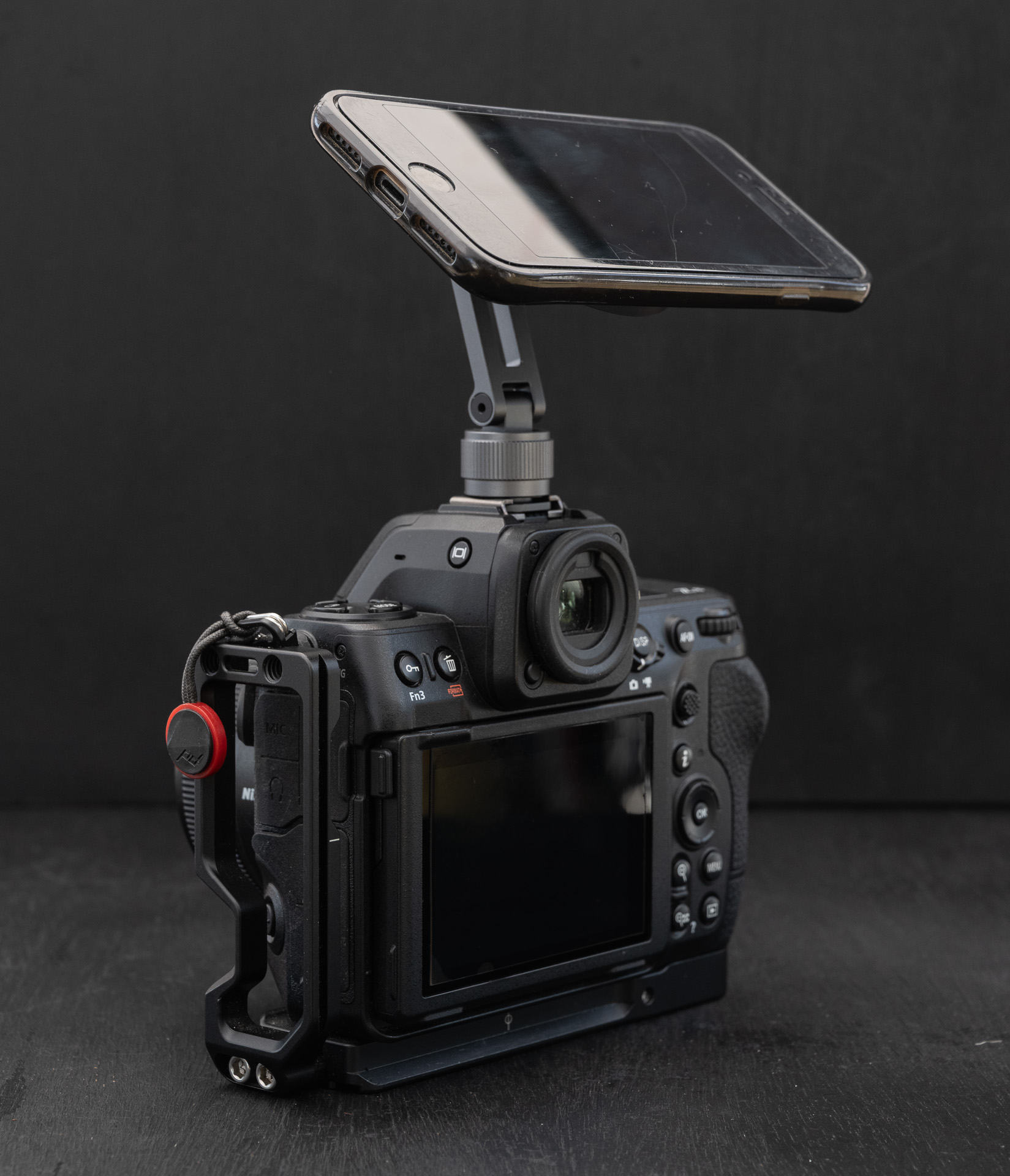 スマホを載せれば磁石でしっかり保持される