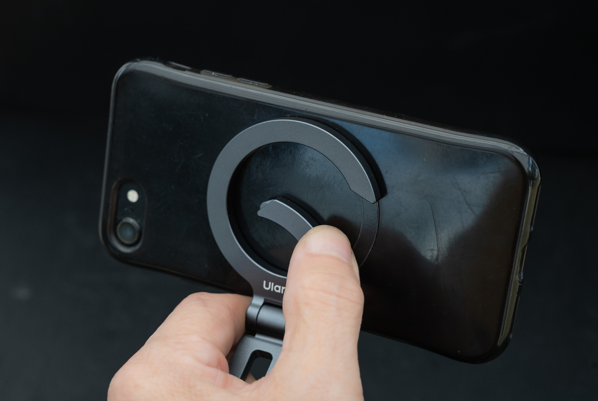 マグネットリングが途中で折れる構造。スマホはこの状態で取り外すと簡単に外せる