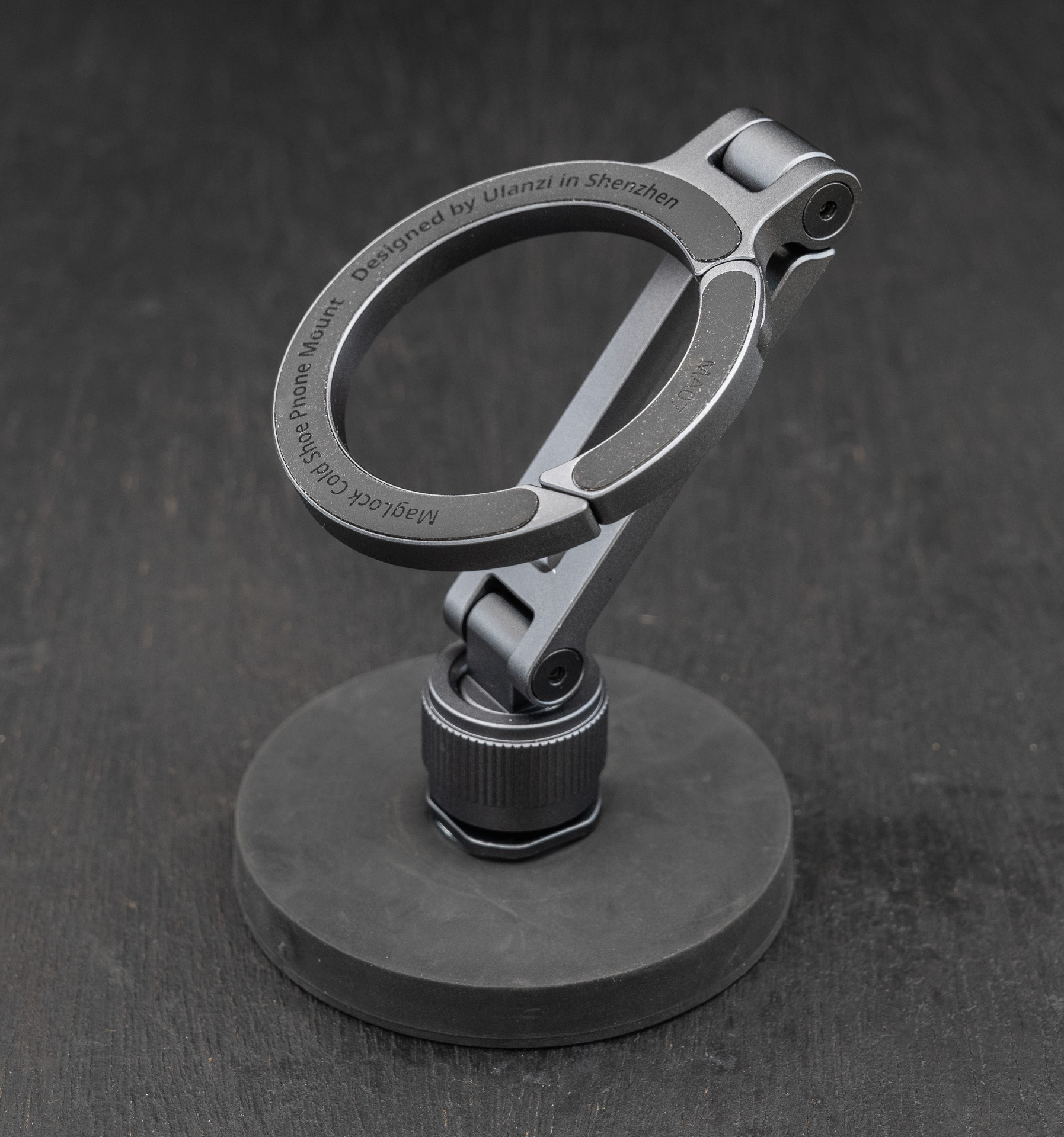 大きめのマグネットマウントをチョイスすれば自立させて使うことも可能