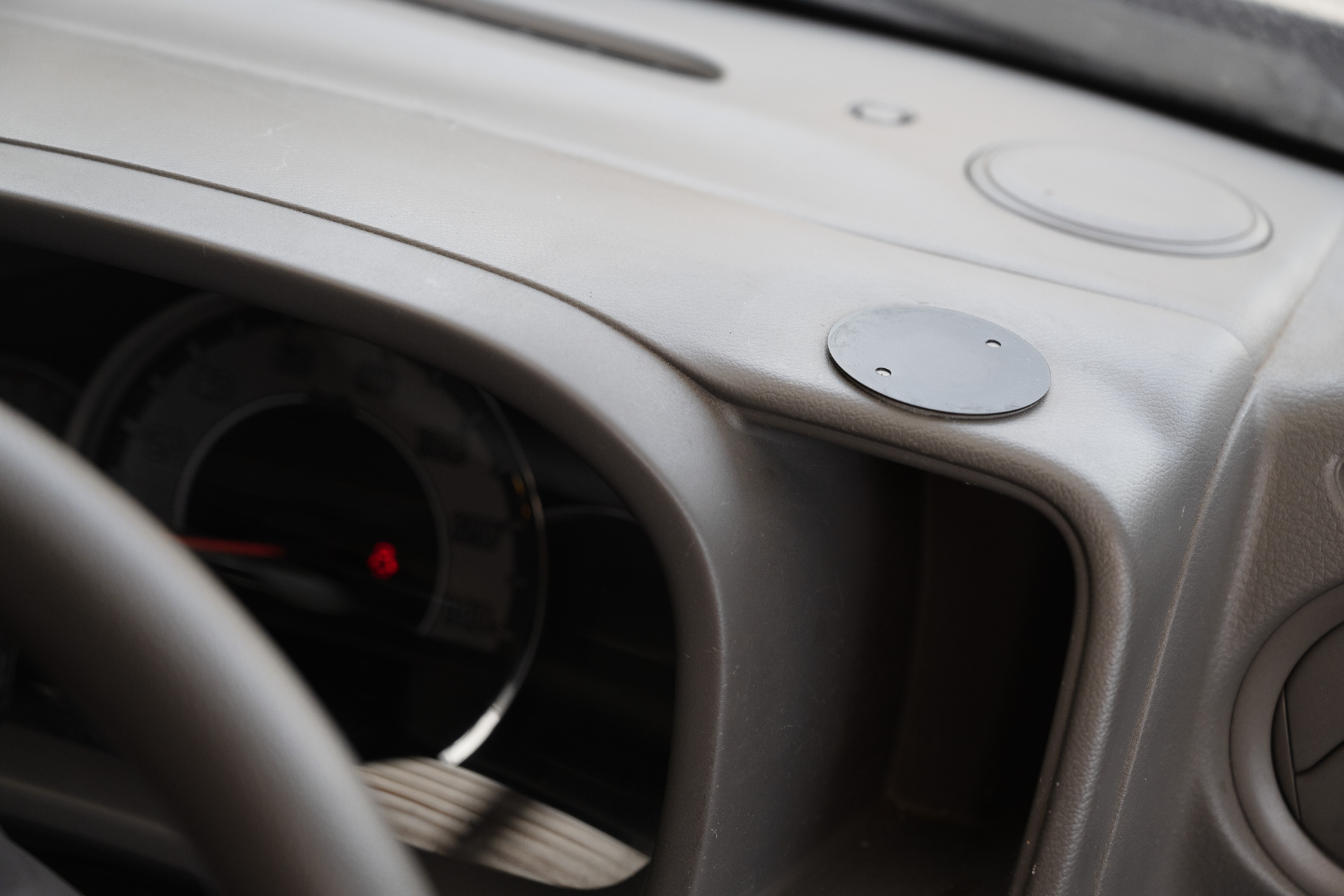 車のダッシュボードにはスチールプレートを貼り付ける