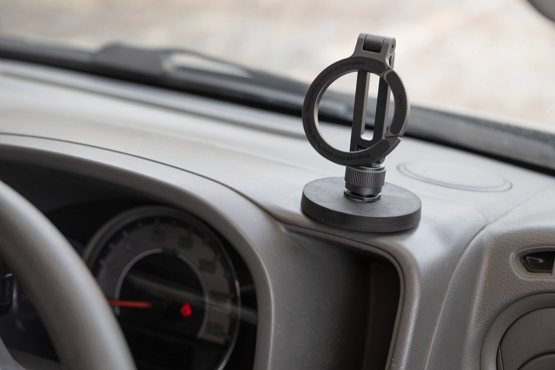 マグネットマウントをつけたMA07をおけば、車載スマホホルダーに