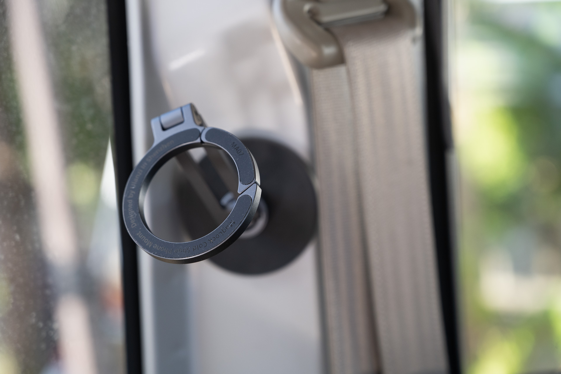 ピラーに貼り付けて動画視聴など