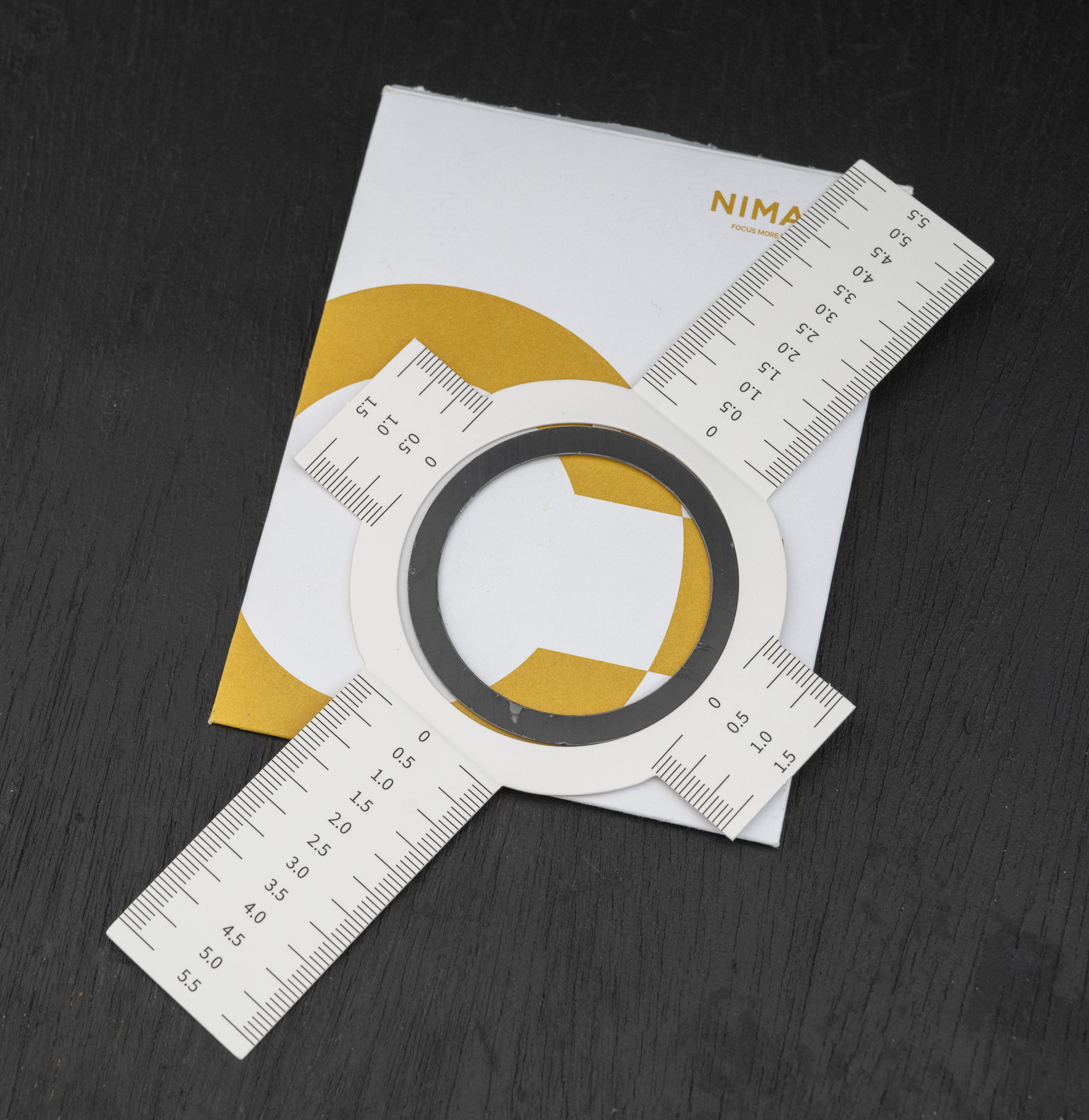 型紙に合わせてリングを貼り付ければ失敗がない