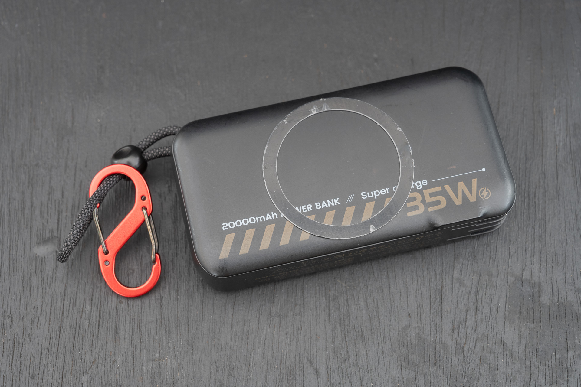 手持ちのモバイルバッテリにスチールリングを貼り付けた