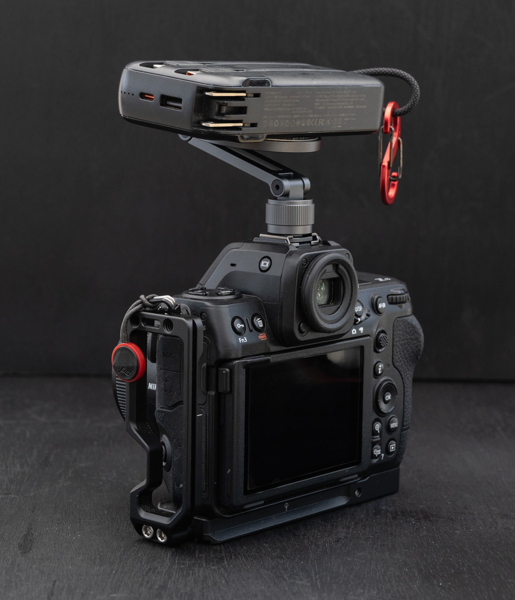 このモバイルバッテリーは285g。そこそこの重量だが三脚での撮影ならまったく問題ない