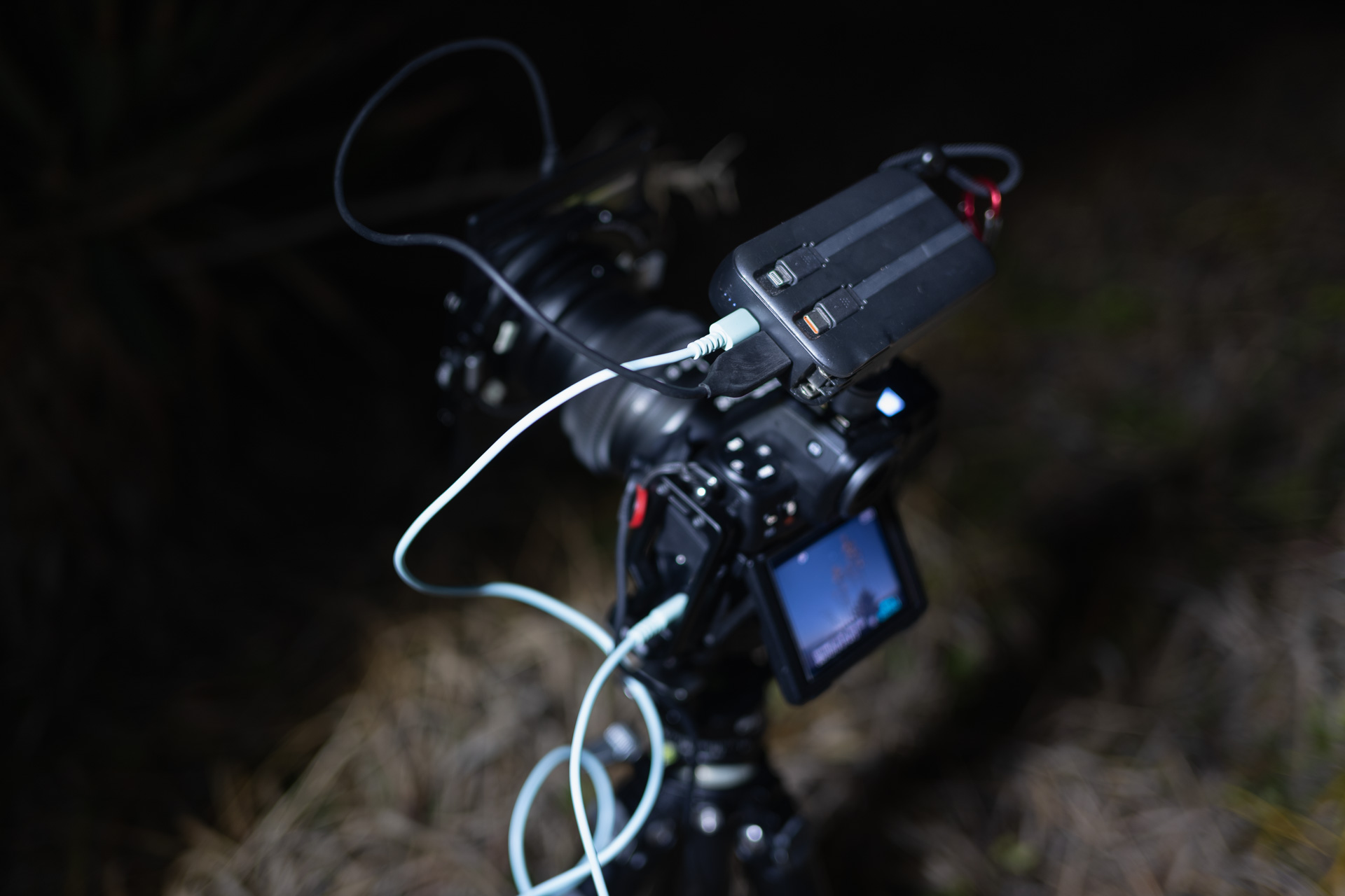 構図が決まったら、スマホをモバイルバッテリーに載せ替えてヒーターとカメラに給電する