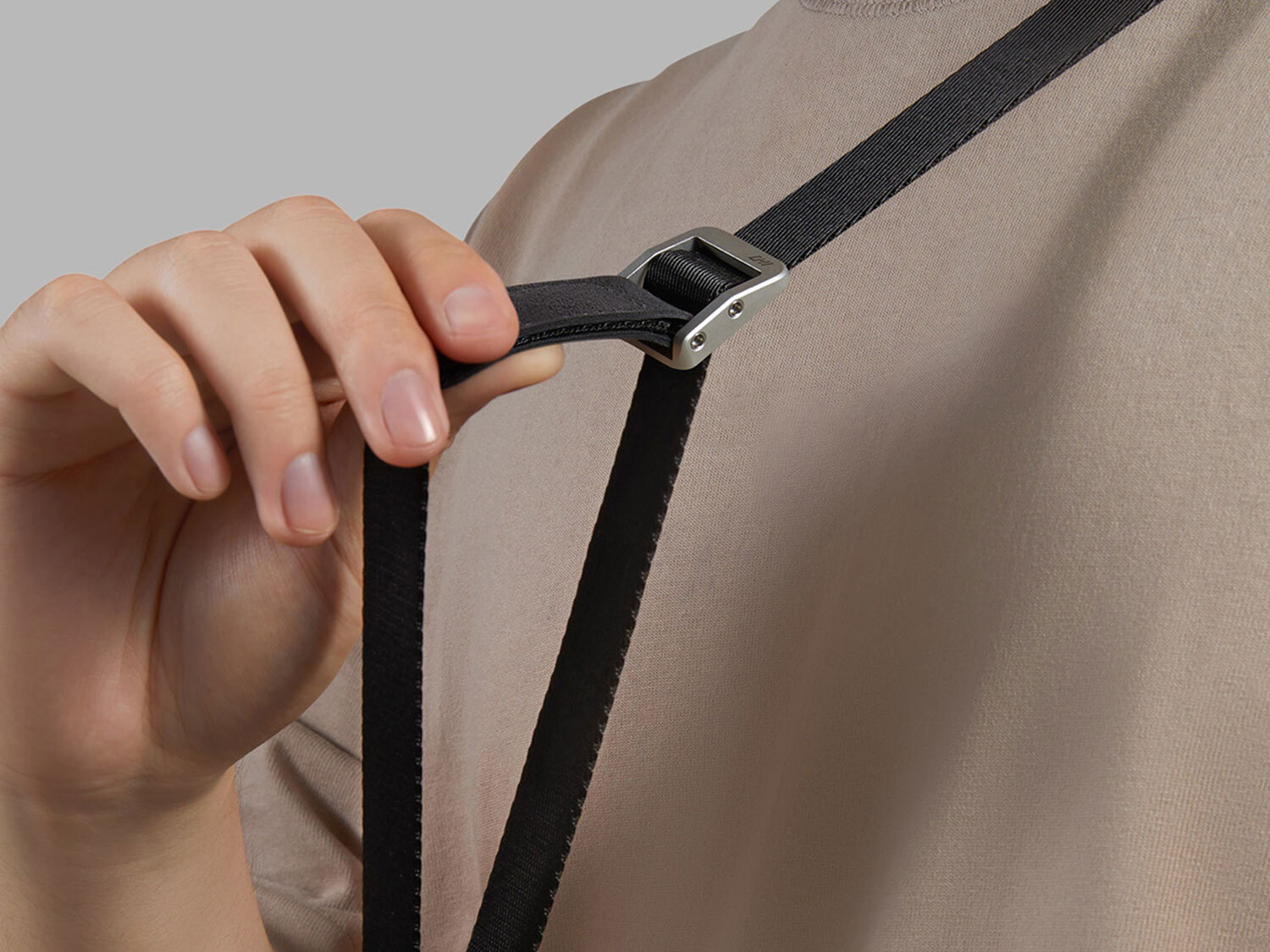 片手で長さが調節できるクイックアジャスター