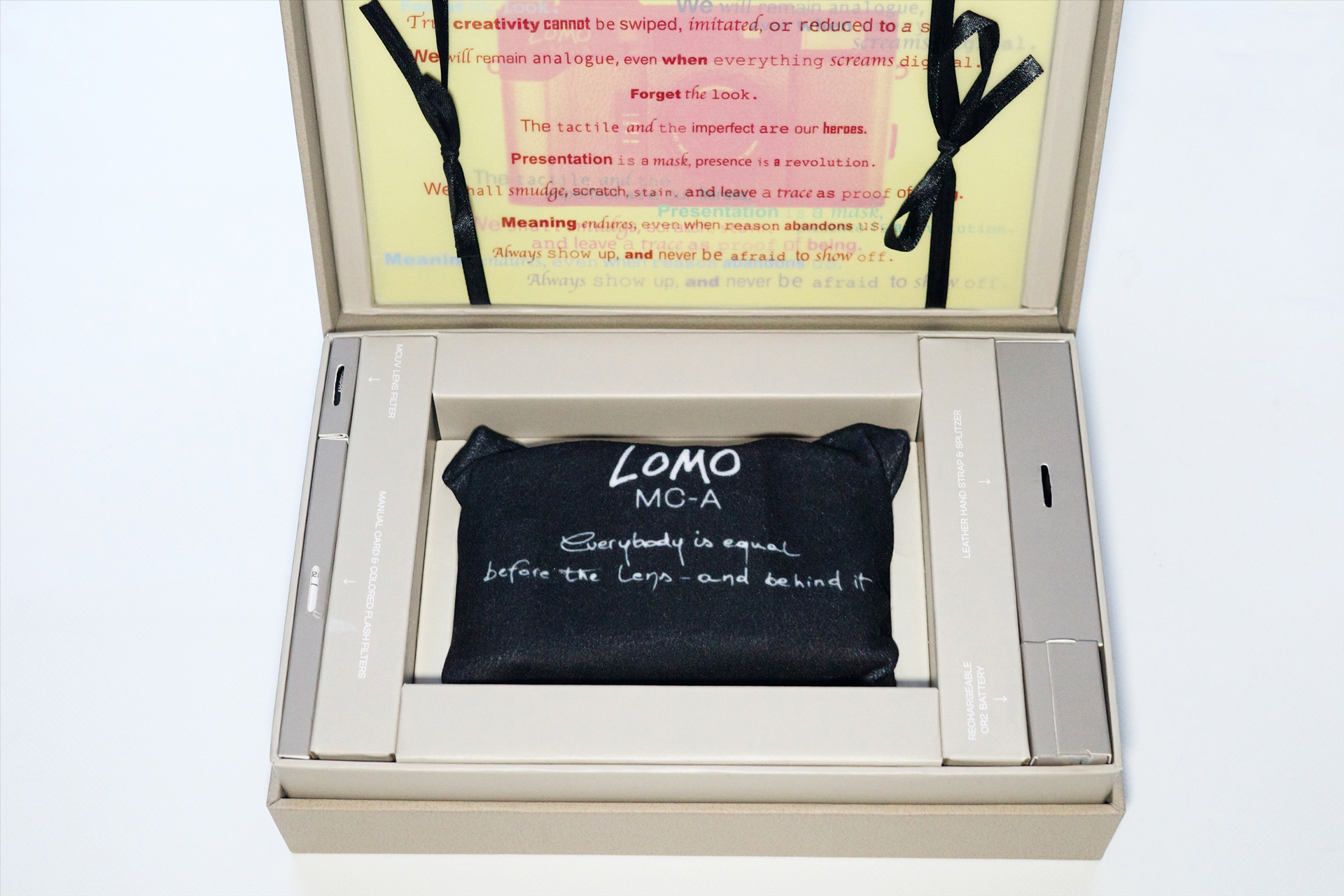 両サイドに小箱が埋め込まれていて、アクセサリー類や説明書用QRコードが入っています