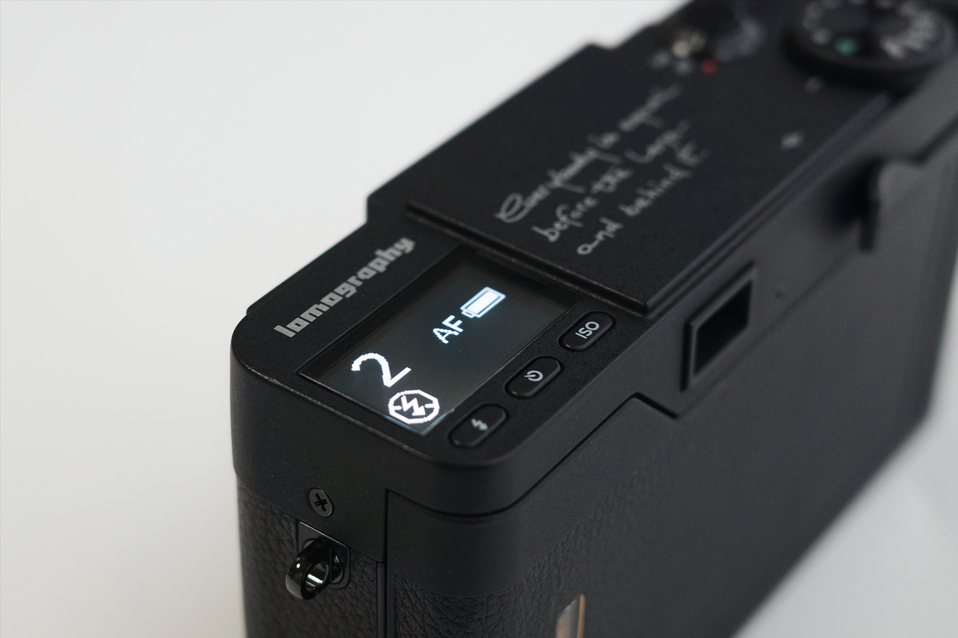 セルフタイマー撮影時はLCDにカウントダウンが表示されます。フラッシュ撮影モードはボタンを押しながら切り替えます