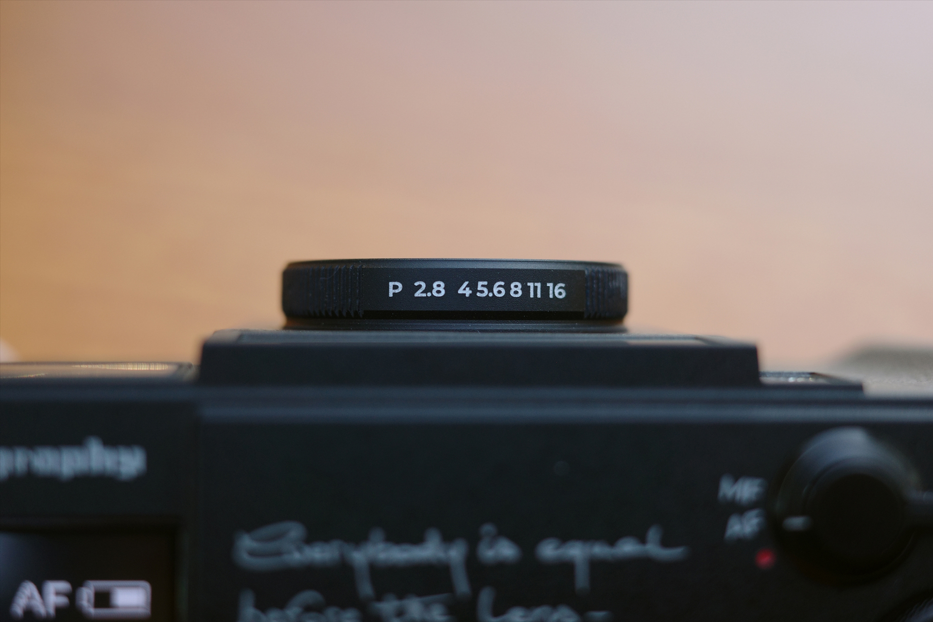 絞り範囲F2.8‐F16。リングはクリック感よくしっかりと止まるので、不意に動く心配はない