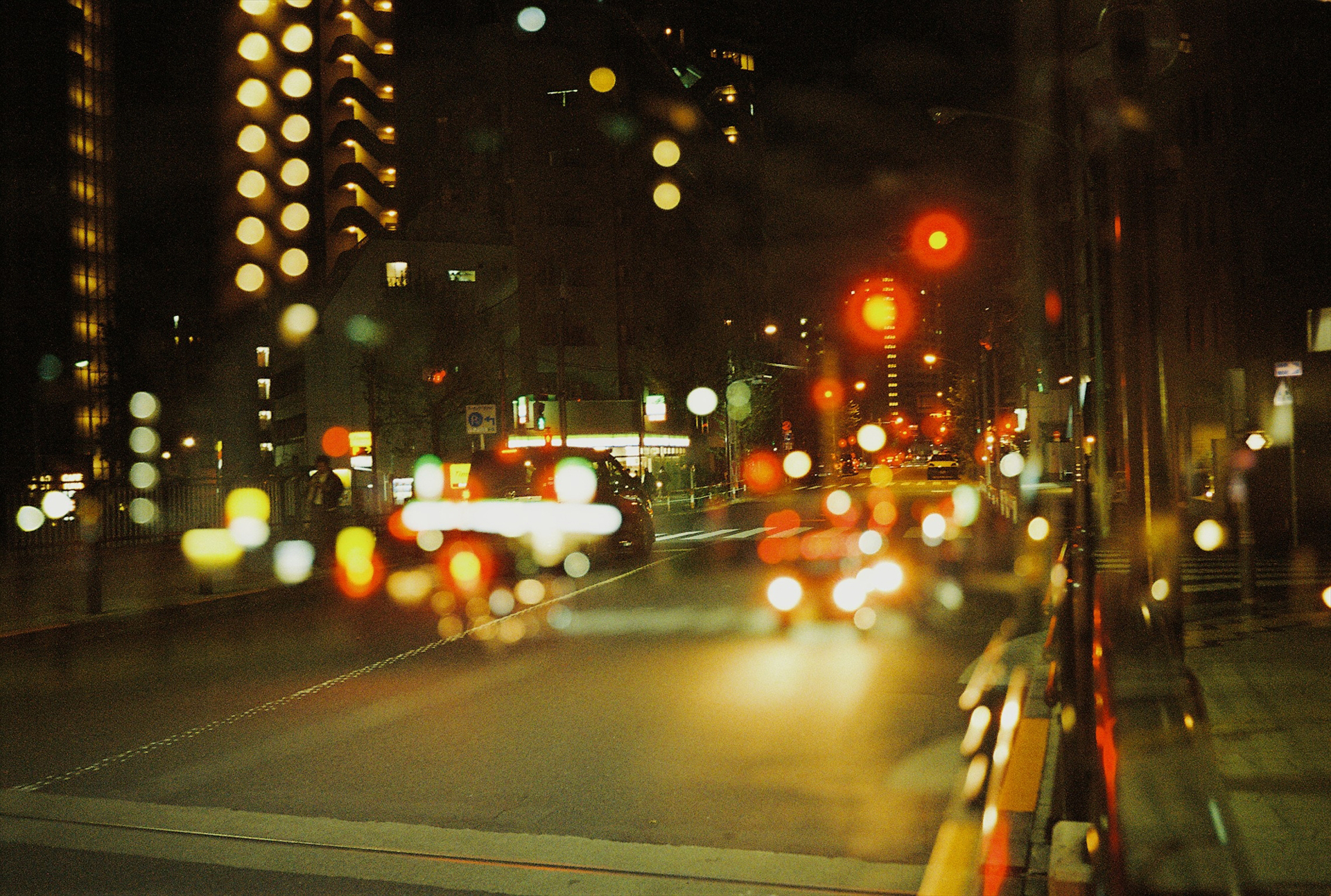 1回目をAFで撮影、2回目をMFに切り替えてボケをつくって重ねました<br>フィルム：Lomography Color Negative 800