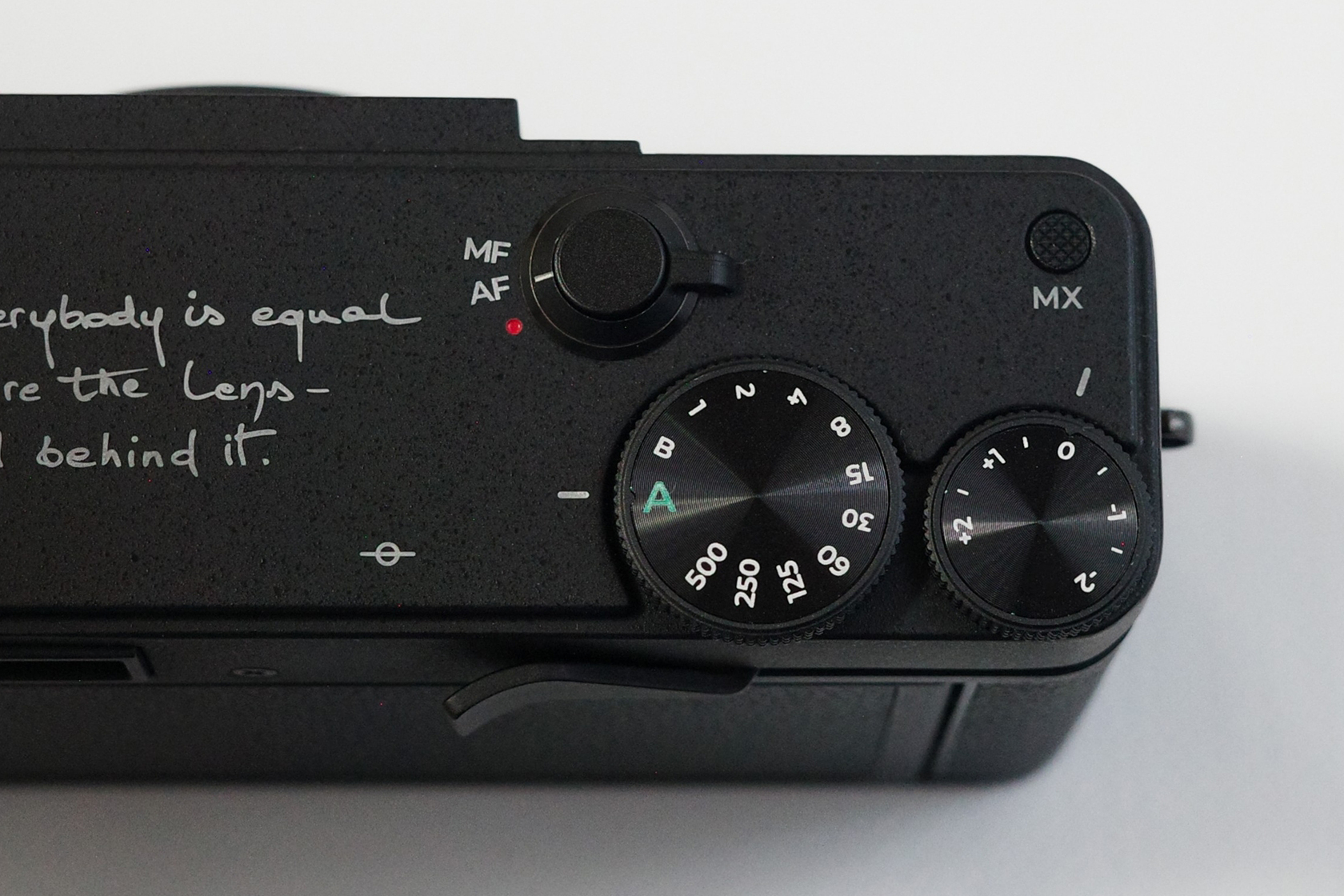 電源スイッチ、露出補正ダイヤル、シャッタースピードダイヤル（バルブ撮影に対応。最長20秒）、MXボタン（多重露光）がトップ部の右側に集約されています